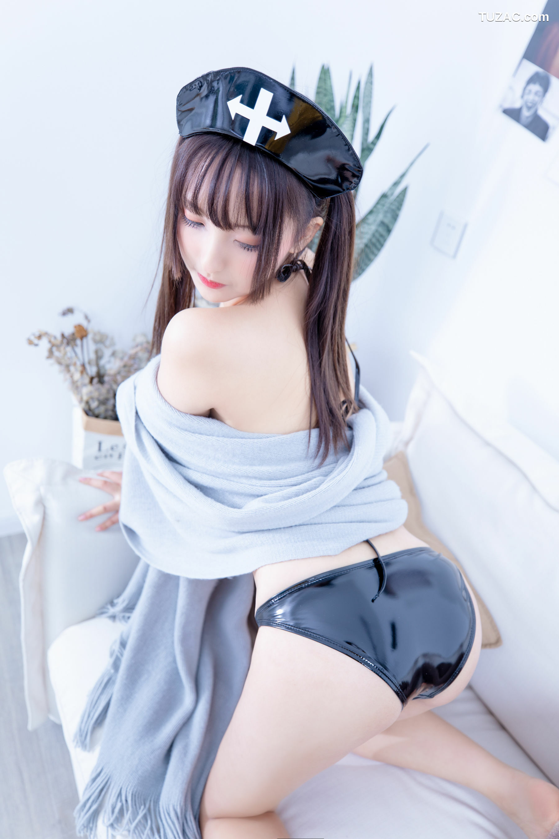 网络美女_神楽坂真冬 《暗黑护士 空気なし》 写真集