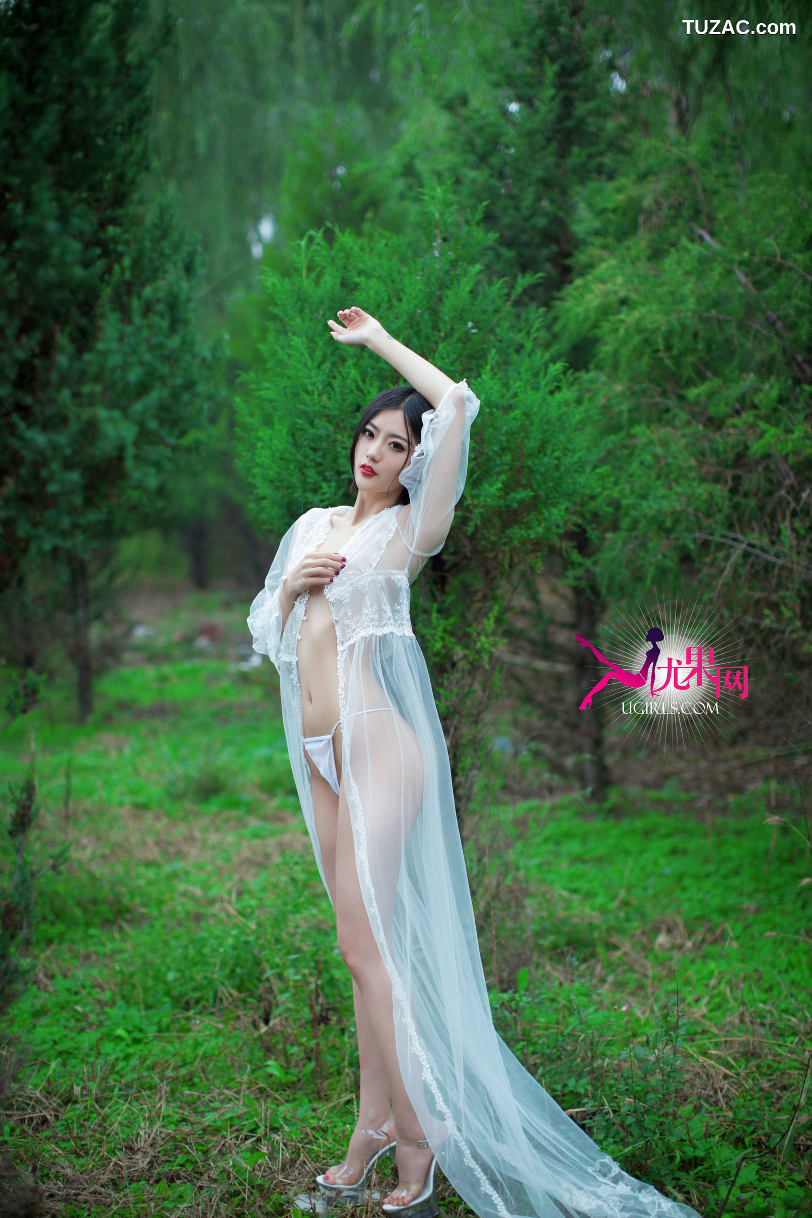 UGirls尤果网-U051-金子熙-《香肩酥胸长腿美女与豪车性感较量》-2014.10.31