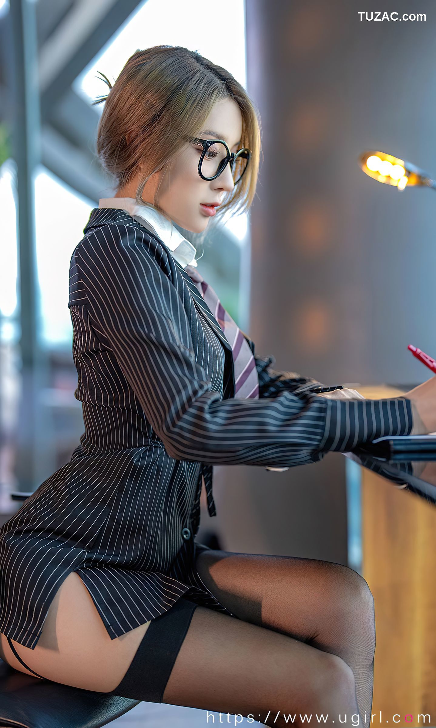 UGirlsApp尤果圈爱尤物-2702-筱慧-《西装加黑丝》-2023.10.09