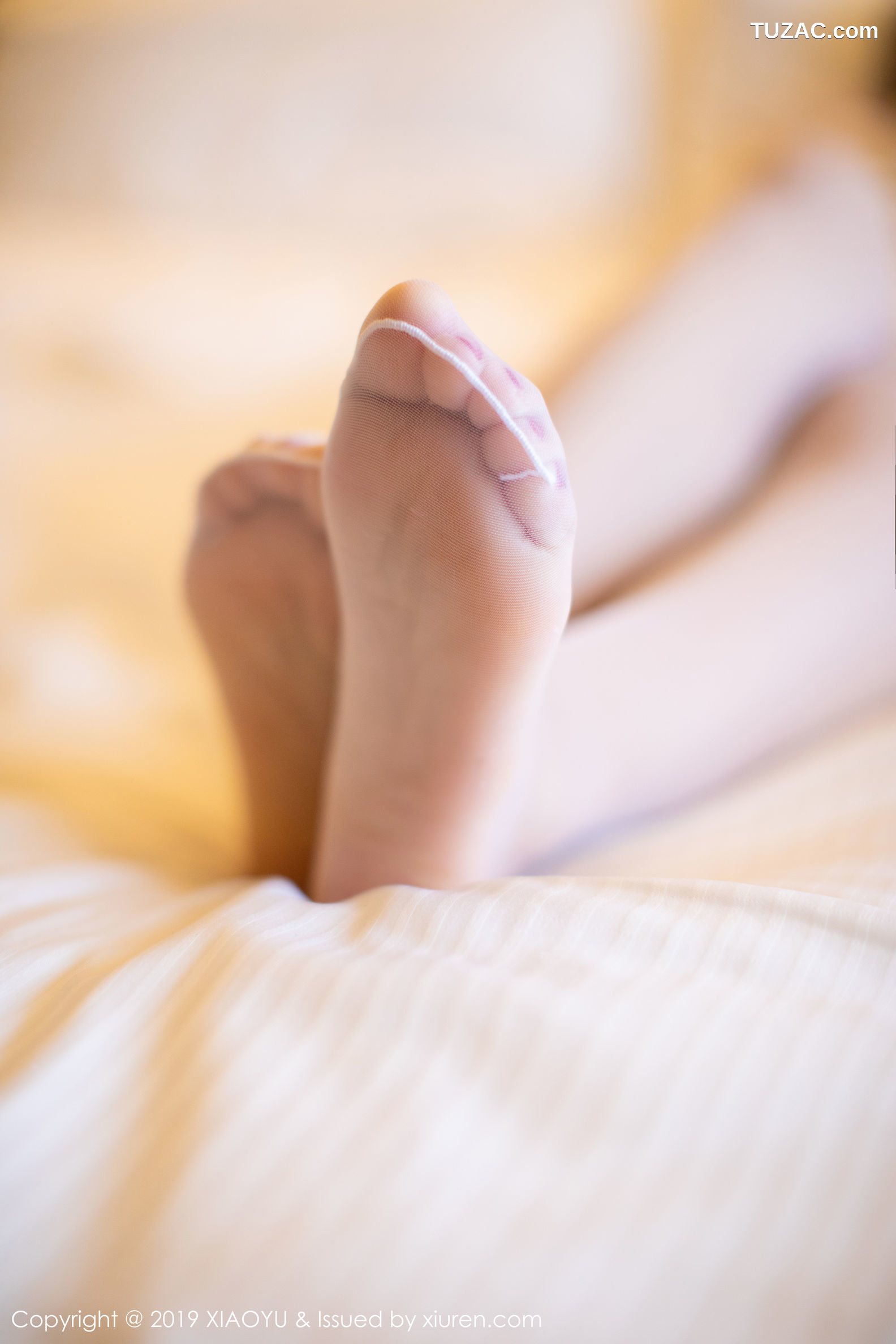 XiaoYu语画界-076-何嘉颖-《低开衬衫与蕾丝吊袜下的婀娜姿态》-2019.05.23