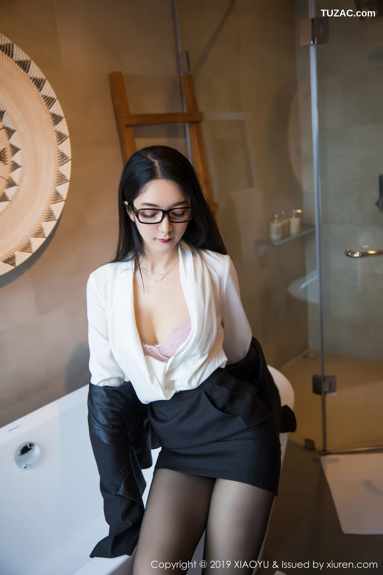 XiaoYu语画界-098-angela喜欢猫-《眼镜ol黑丝短裙》-2019.06.27