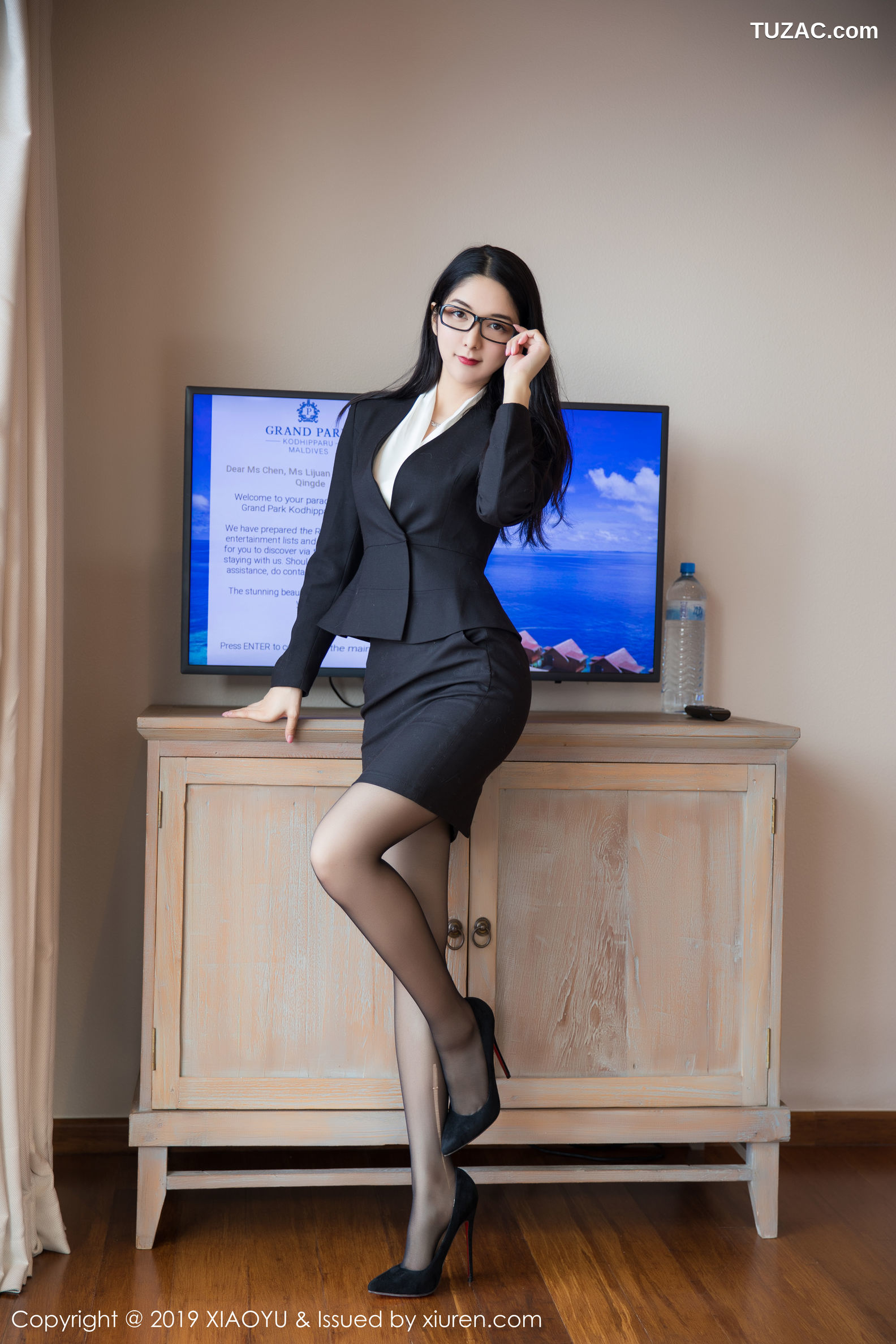 XiaoYu语画界-098-angela喜欢猫-《眼镜ol黑丝短裙》-2019.06.27