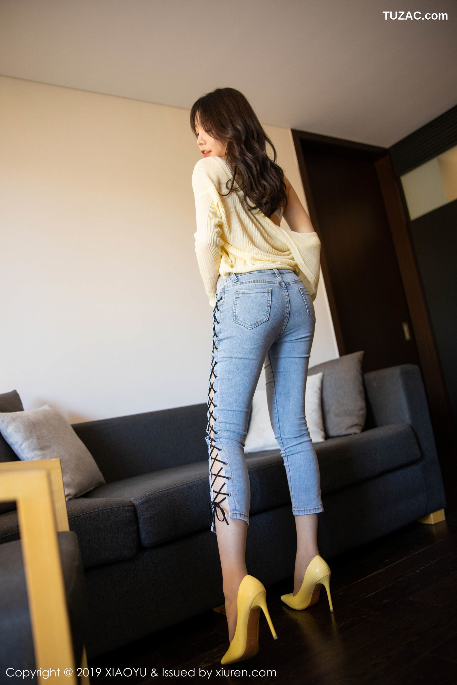 XiaoYu语画界-197-芝芝-《紧身牛仔裤下的美腿翘臀》-2019.11.20