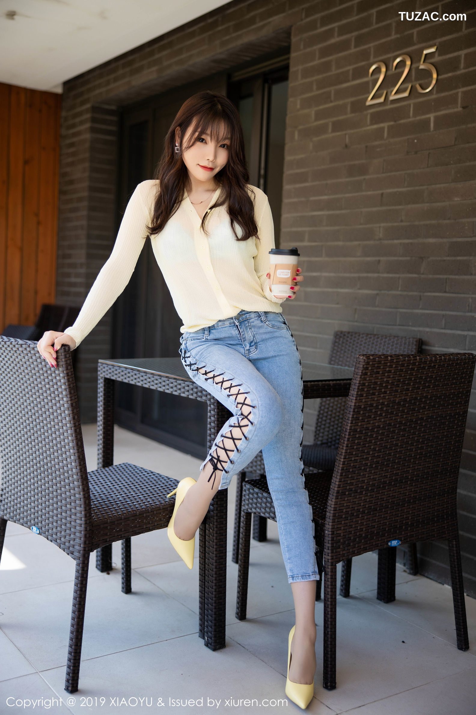 XiaoYu语画界-197-芝芝-《紧身牛仔裤下的美腿翘臀》-2019.11.20