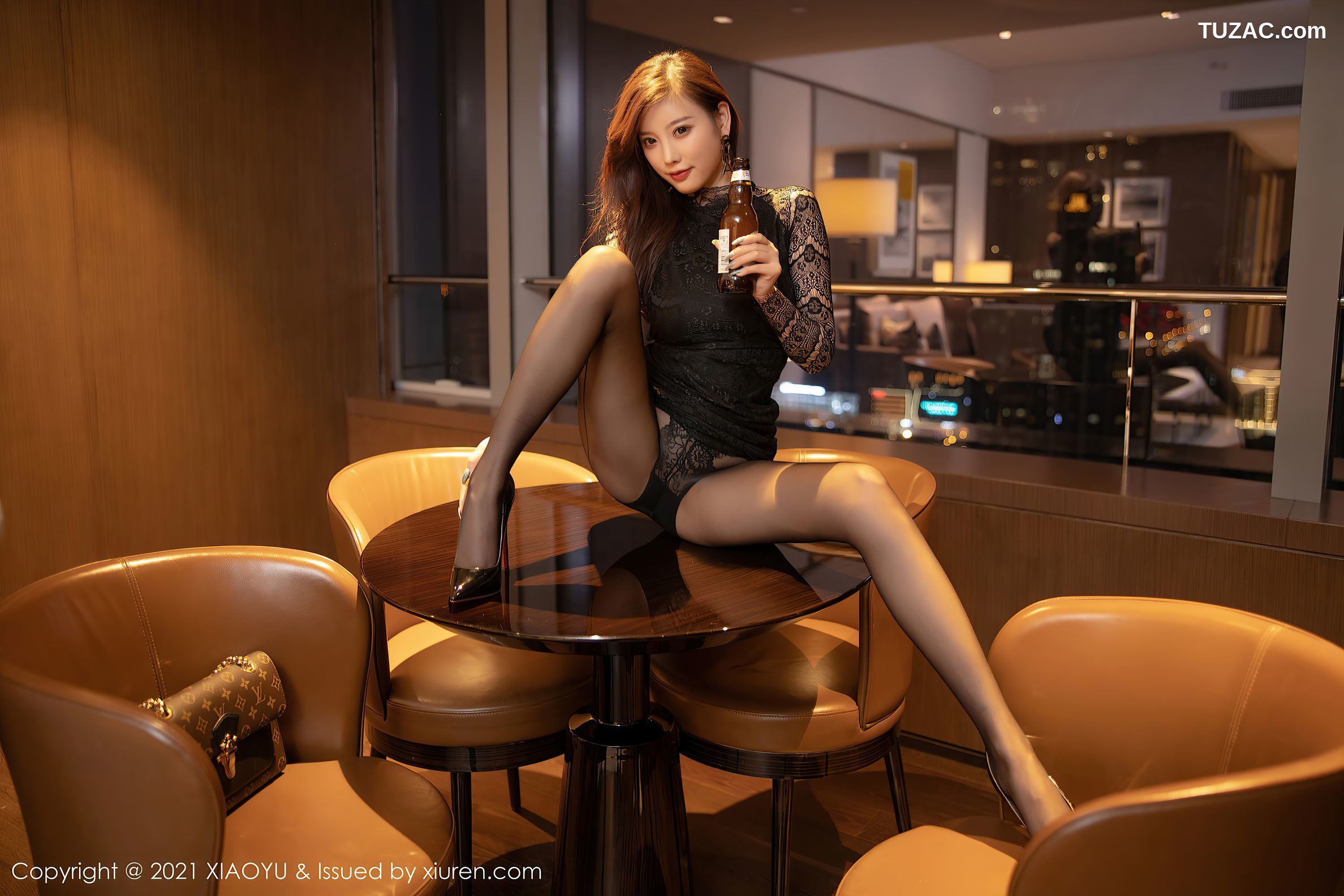 XiaoYu语画界-452-杨晨晨-成都旅拍-黑丝裤袜翘臀诱惑-2021.01.15