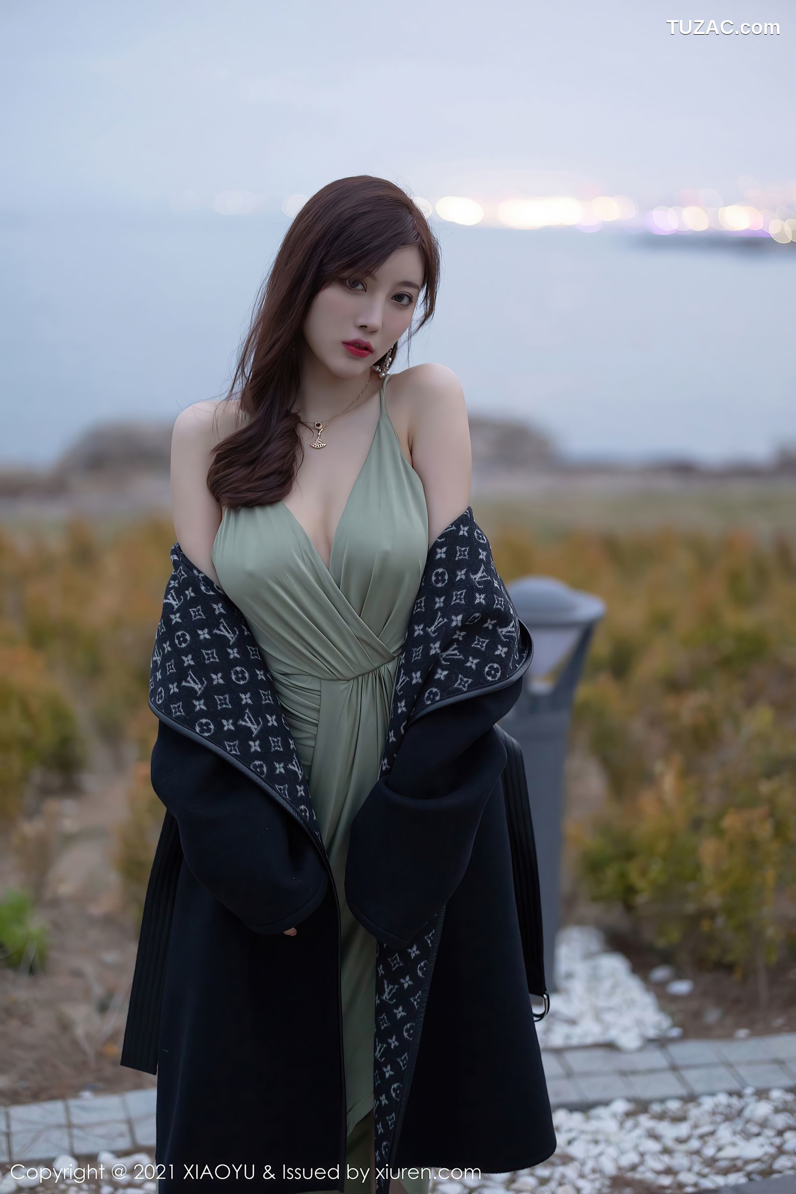 XiaoYu语画界-538-杨晨晨-青岛旅拍-户外轻透长裙低胸豪乳-2021.05.28