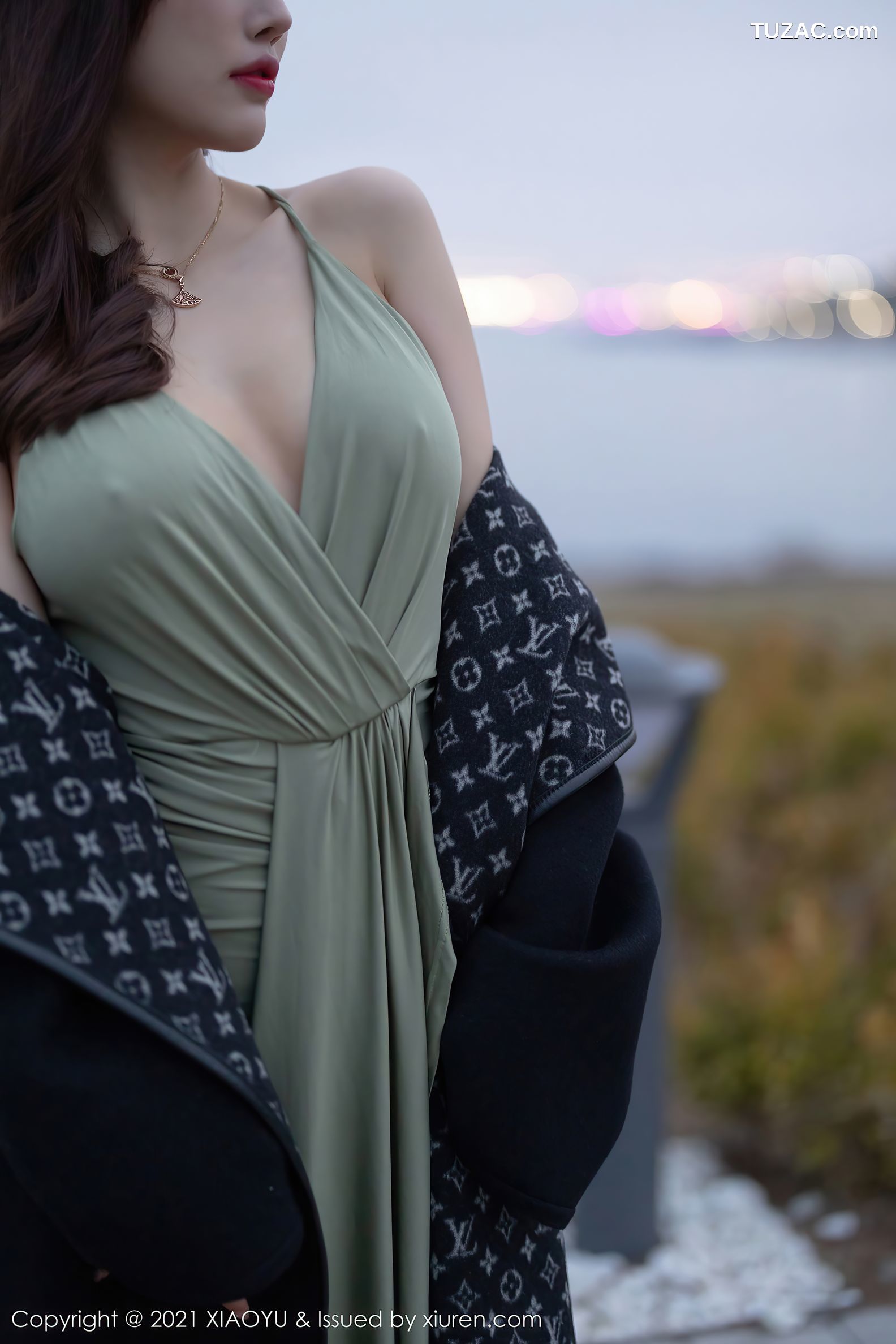 XiaoYu语画界-538-杨晨晨-青岛旅拍-户外轻透长裙低胸豪乳-2021.05.28
