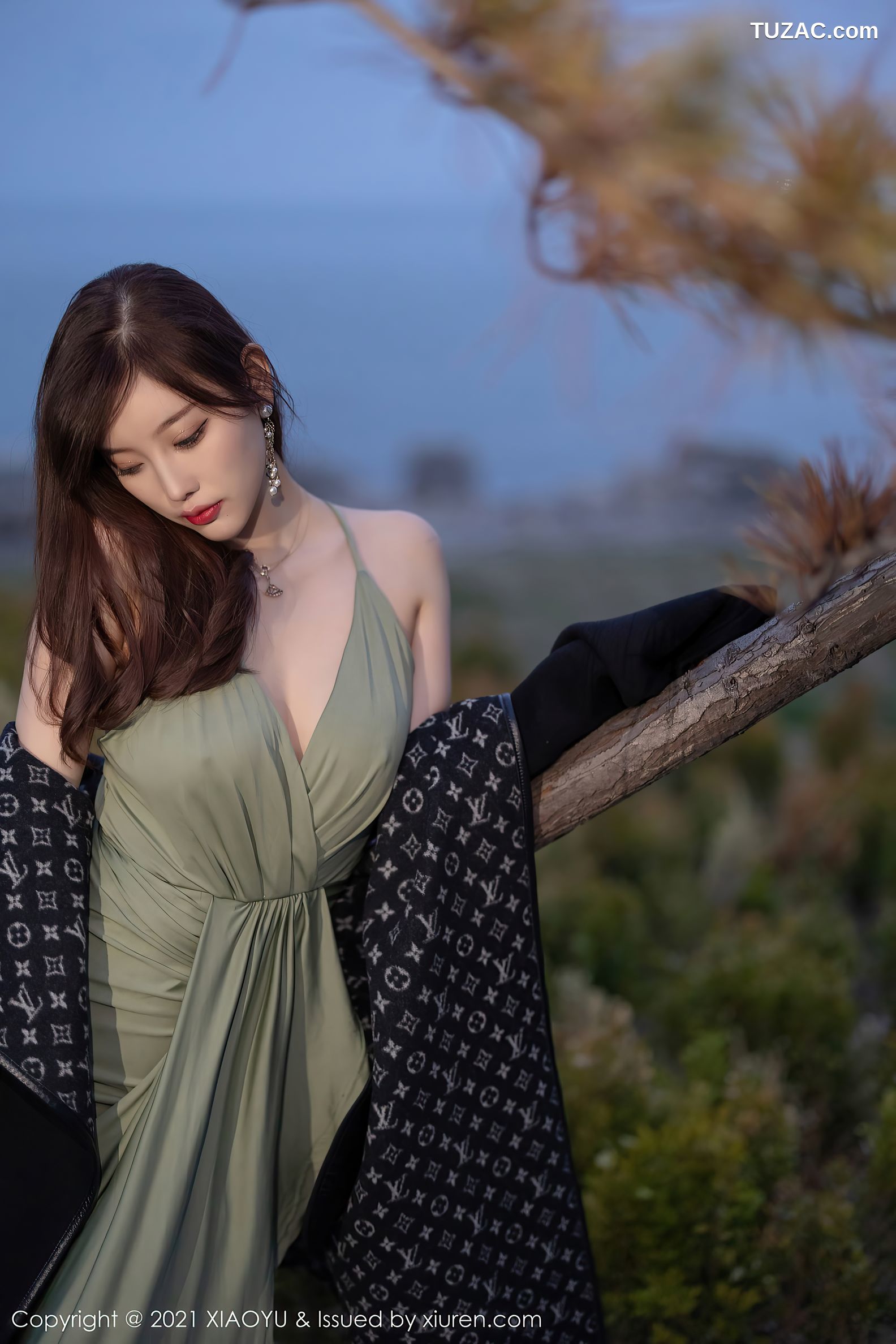 XiaoYu语画界-538-杨晨晨-青岛旅拍-户外轻透长裙低胸豪乳-2021.05.28