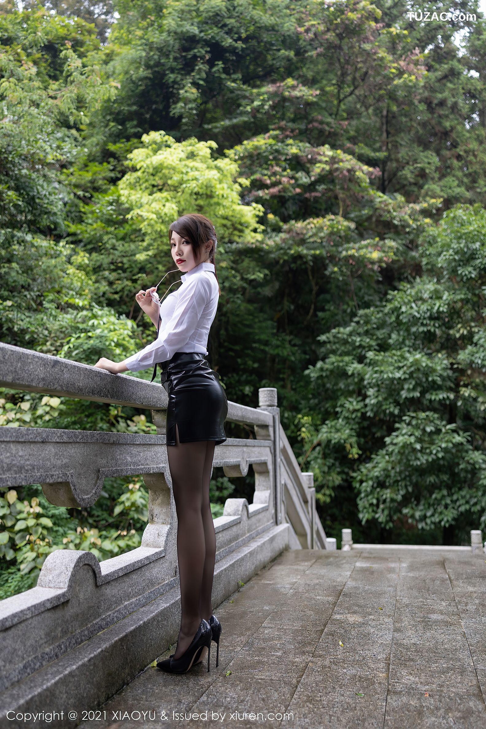 XiaoYu语画界-576-芝芝-山涧戏水主题白衬衣皮短裙黑丝-2021.07.22