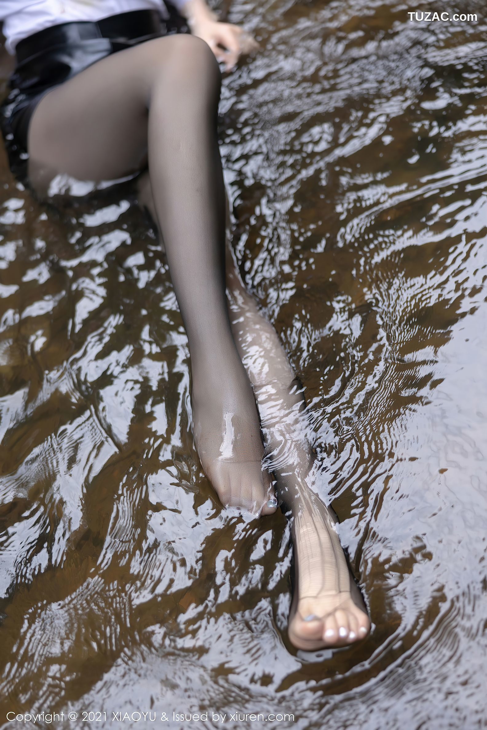 XiaoYu语画界-576-芝芝-山涧戏水主题白衬衣皮短裙黑丝-2021.07.22