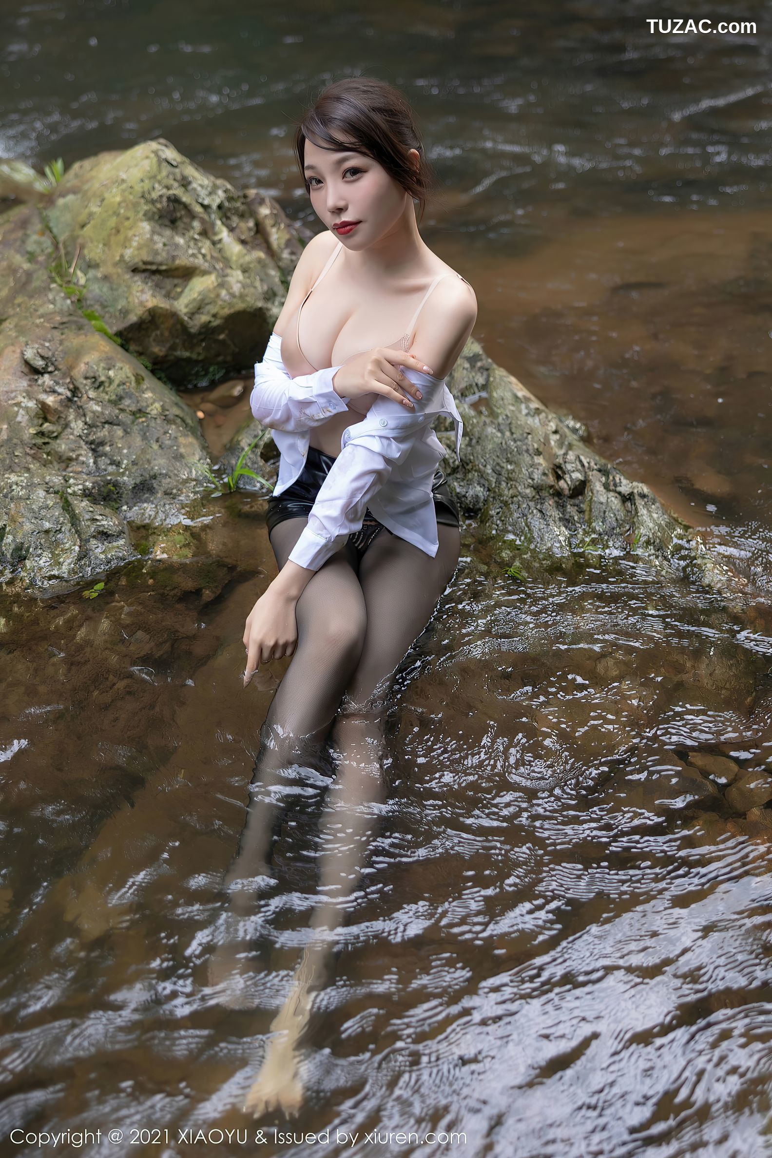 XiaoYu语画界-576-芝芝-山涧戏水主题白衬衣皮短裙黑丝-2021.07.22