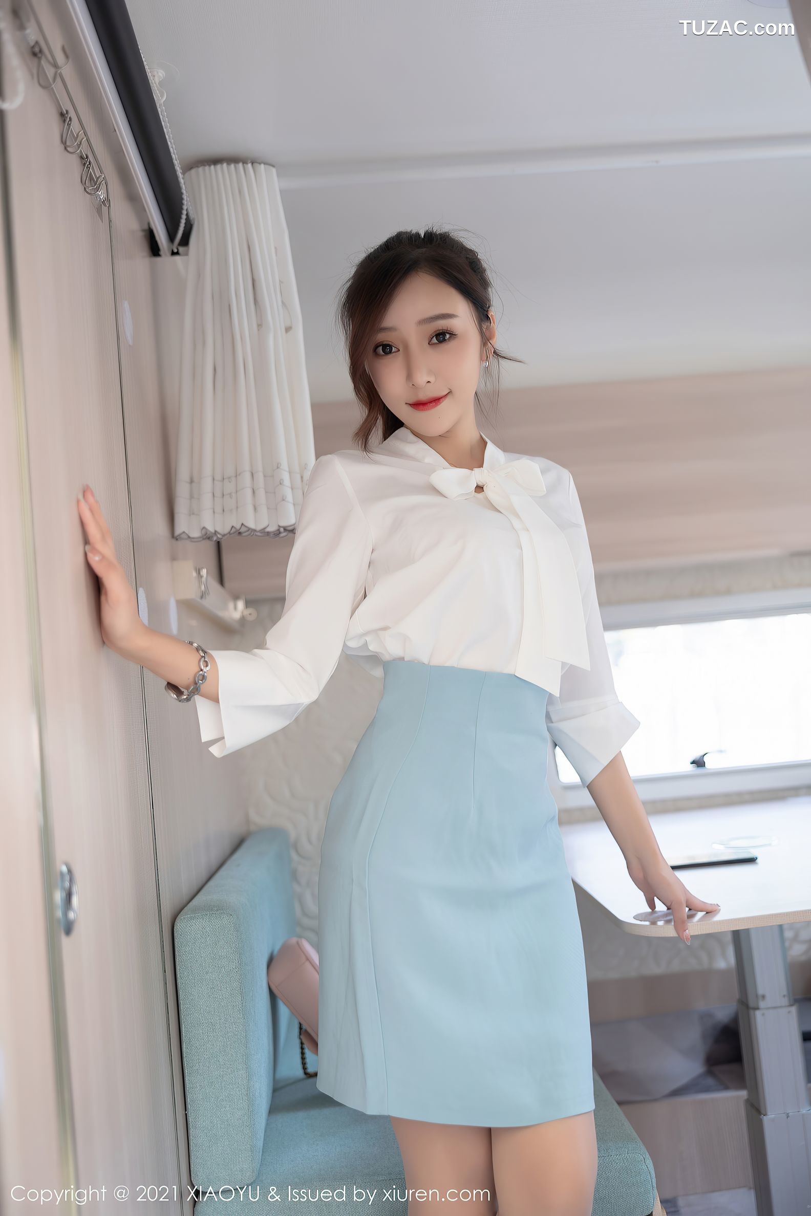 XiaoYu语画界-635-王馨瑶Yanni-淡雅OL着装超薄肉丝-2021.10.19