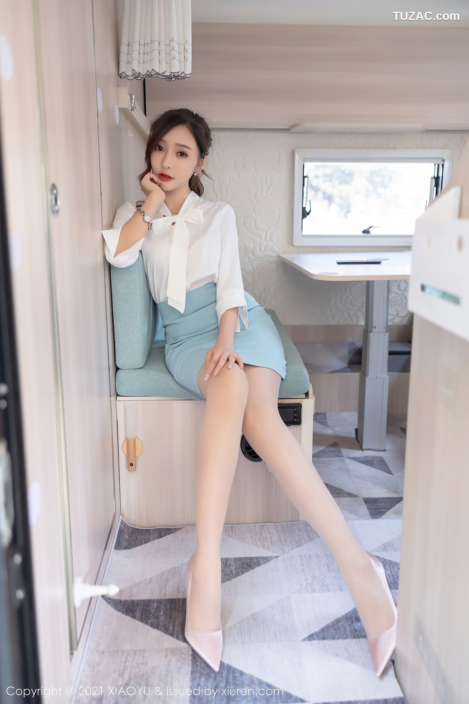XiaoYu语画界-635-王馨瑶Yanni-淡雅OL着装超薄肉丝-2021.10.19