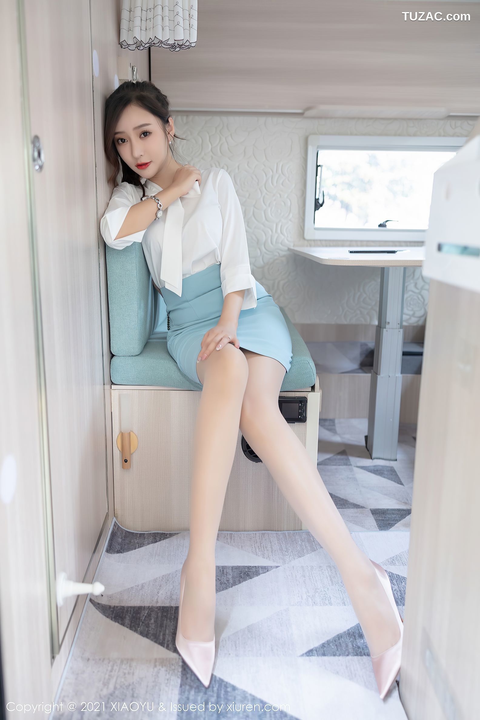 XiaoYu语画界-635-王馨瑶Yanni-淡雅OL着装超薄肉丝-2021.10.19