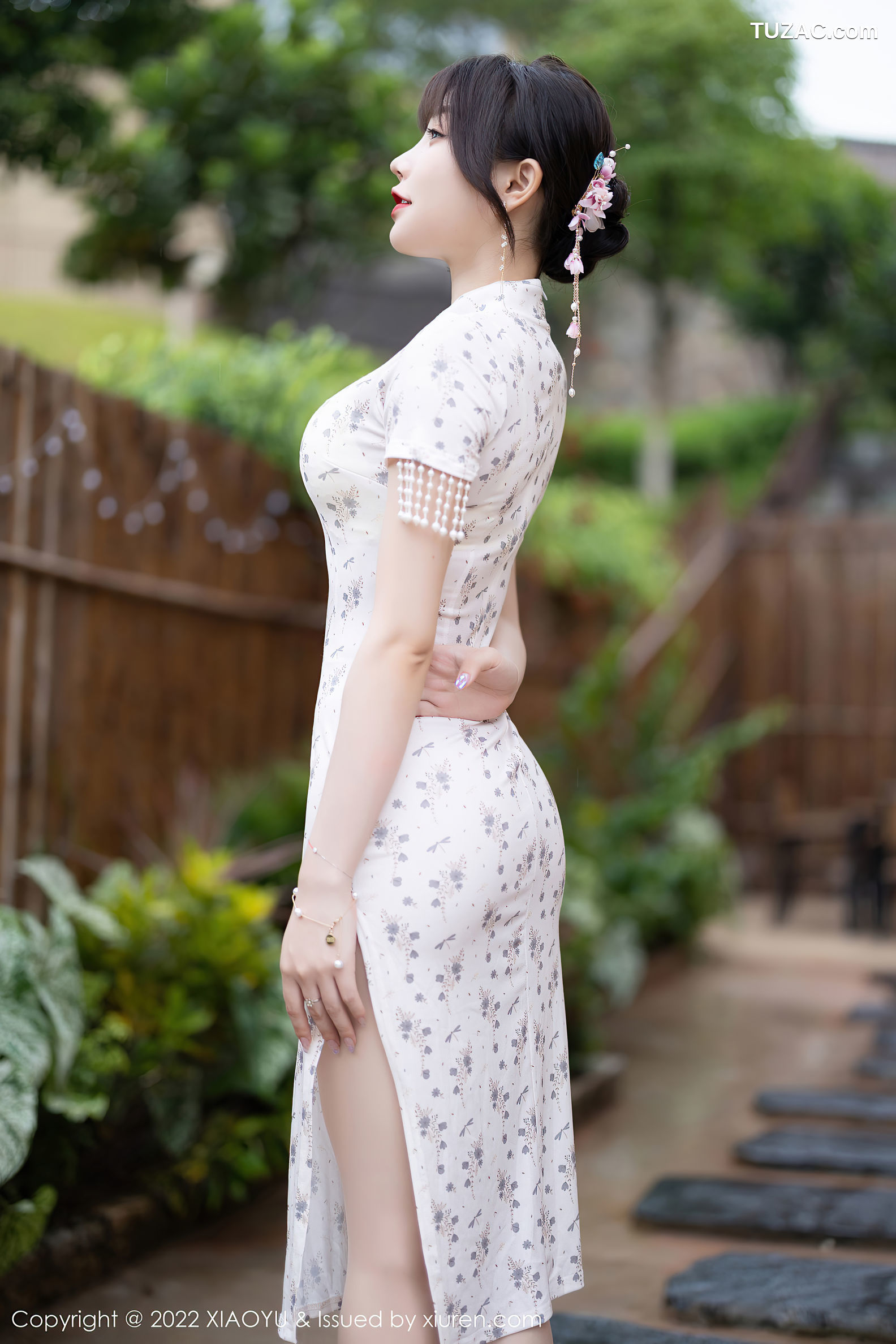 XiaoYu语画界-838-徐莉芝Booty-户外浅色旗袍-白色网纱服饰-2022.08.09