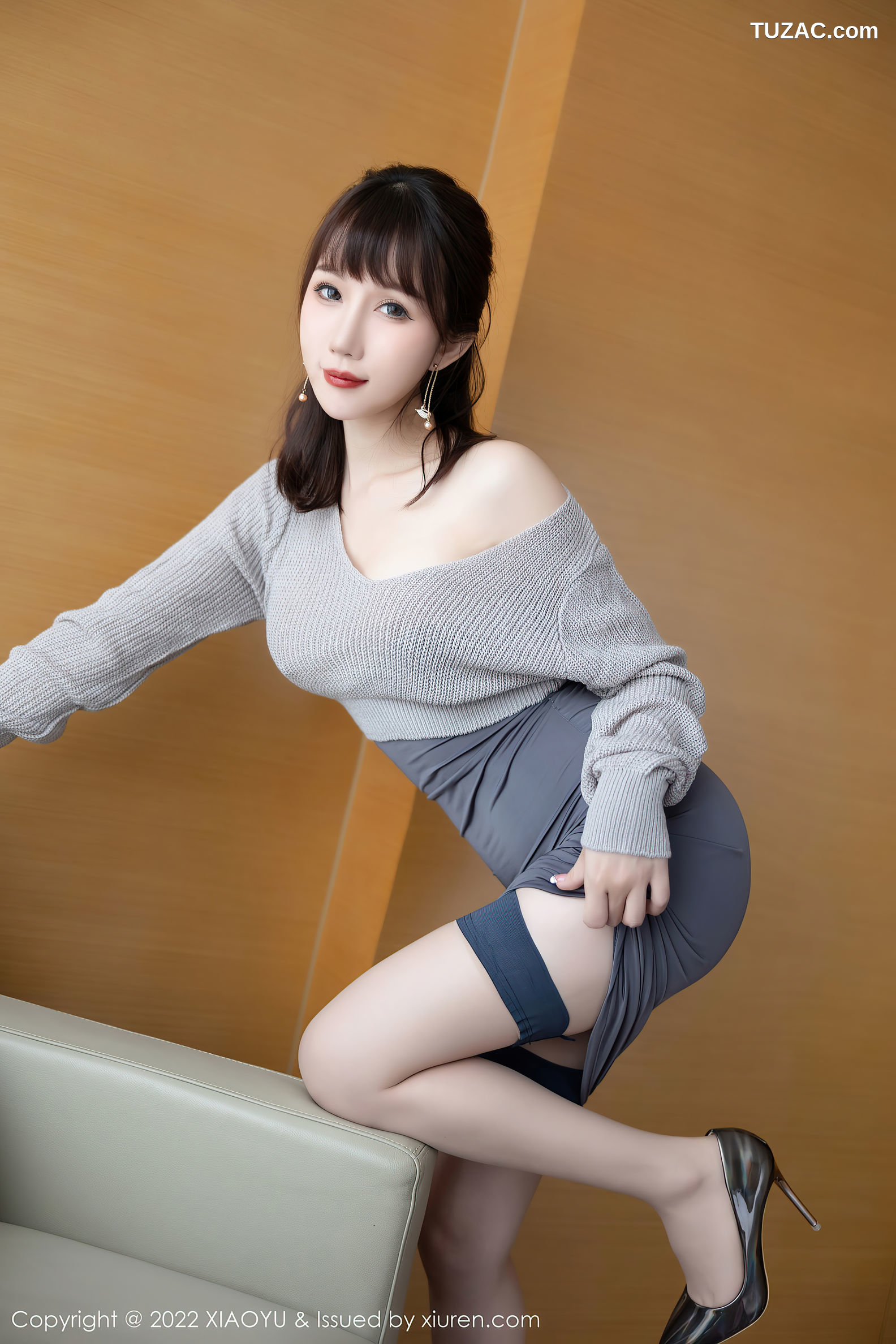 XiaoYu语画界-849-波巧酱-淡灰色上衣灰色长裙原色丝袜-2022.08.24