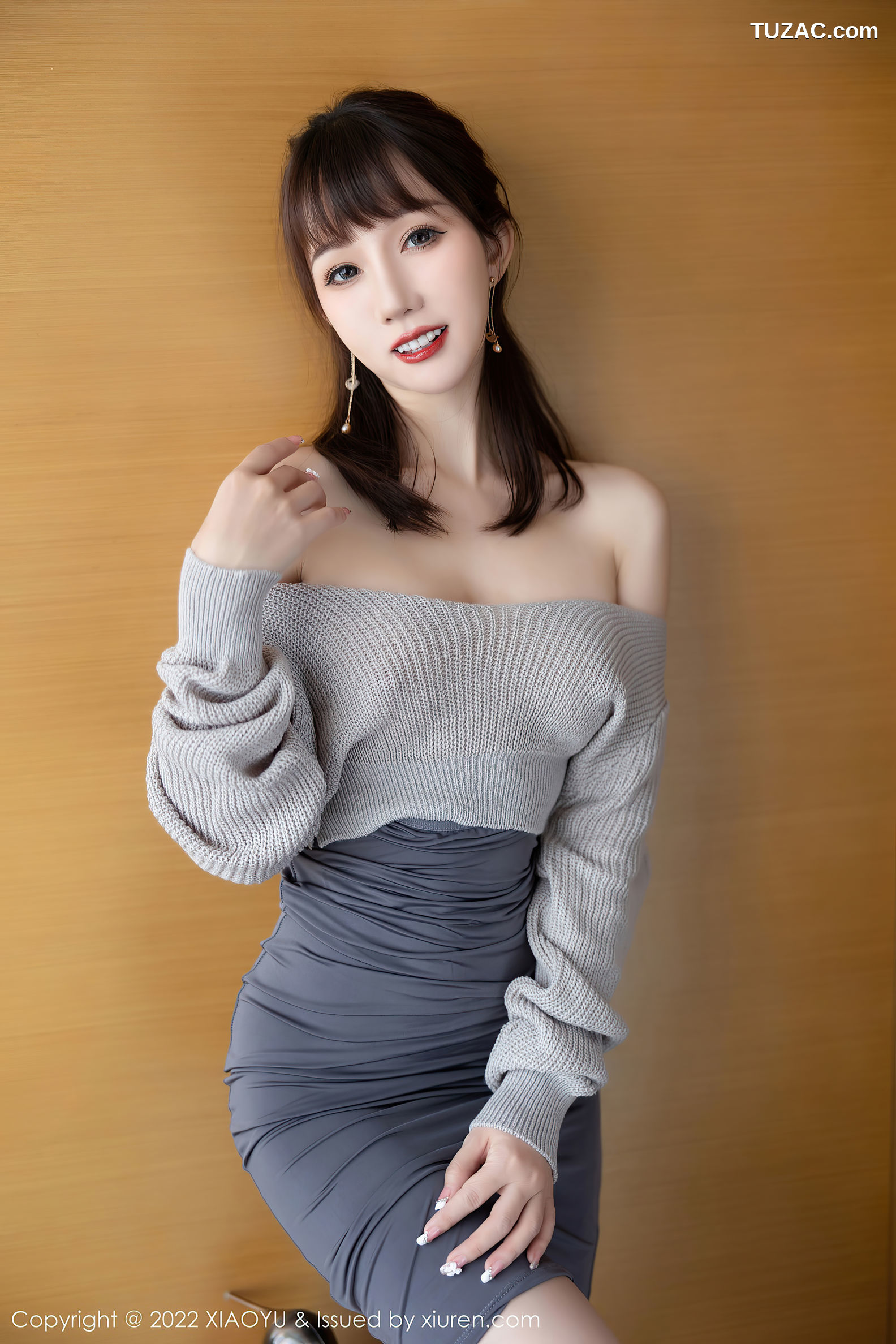 XiaoYu语画界-849-波巧酱-淡灰色上衣灰色长裙原色丝袜-2022.08.24