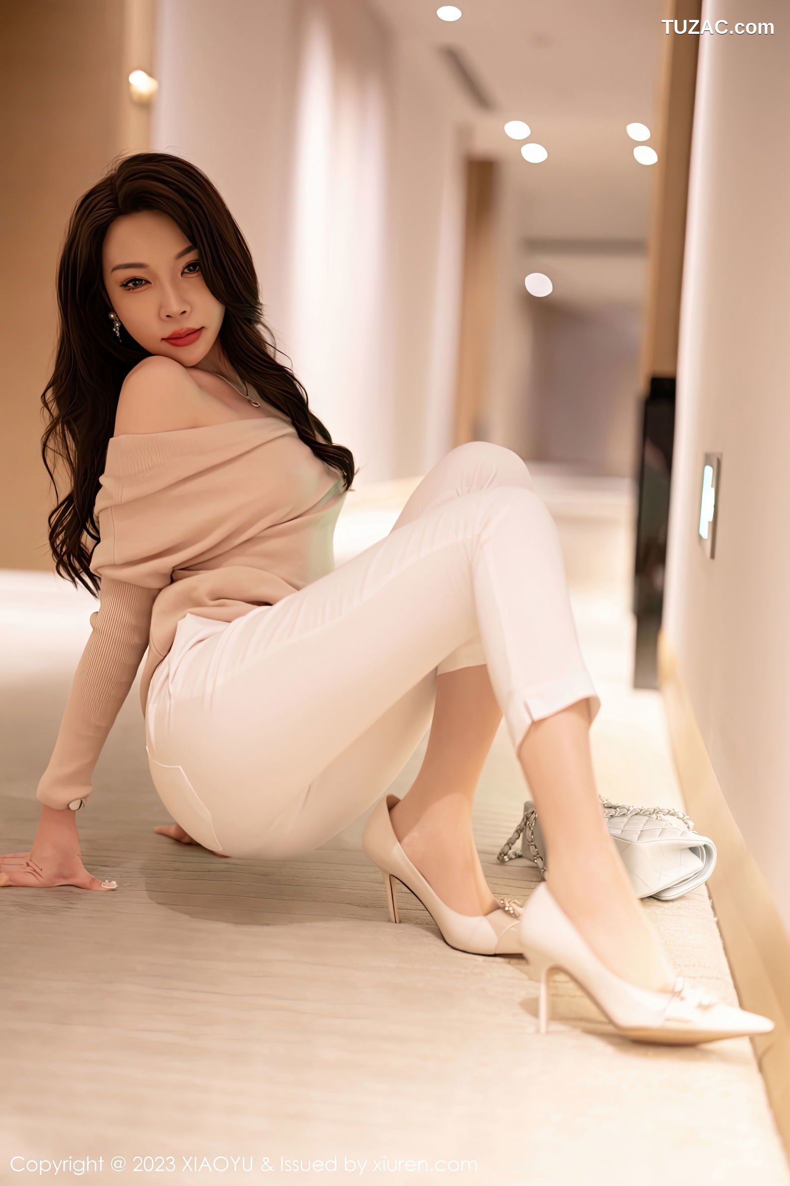 XiaoYu语画界-940-徐莉芝Booty-浅暖色上衣白色长裤白色刺绣内衣-2023.01.05