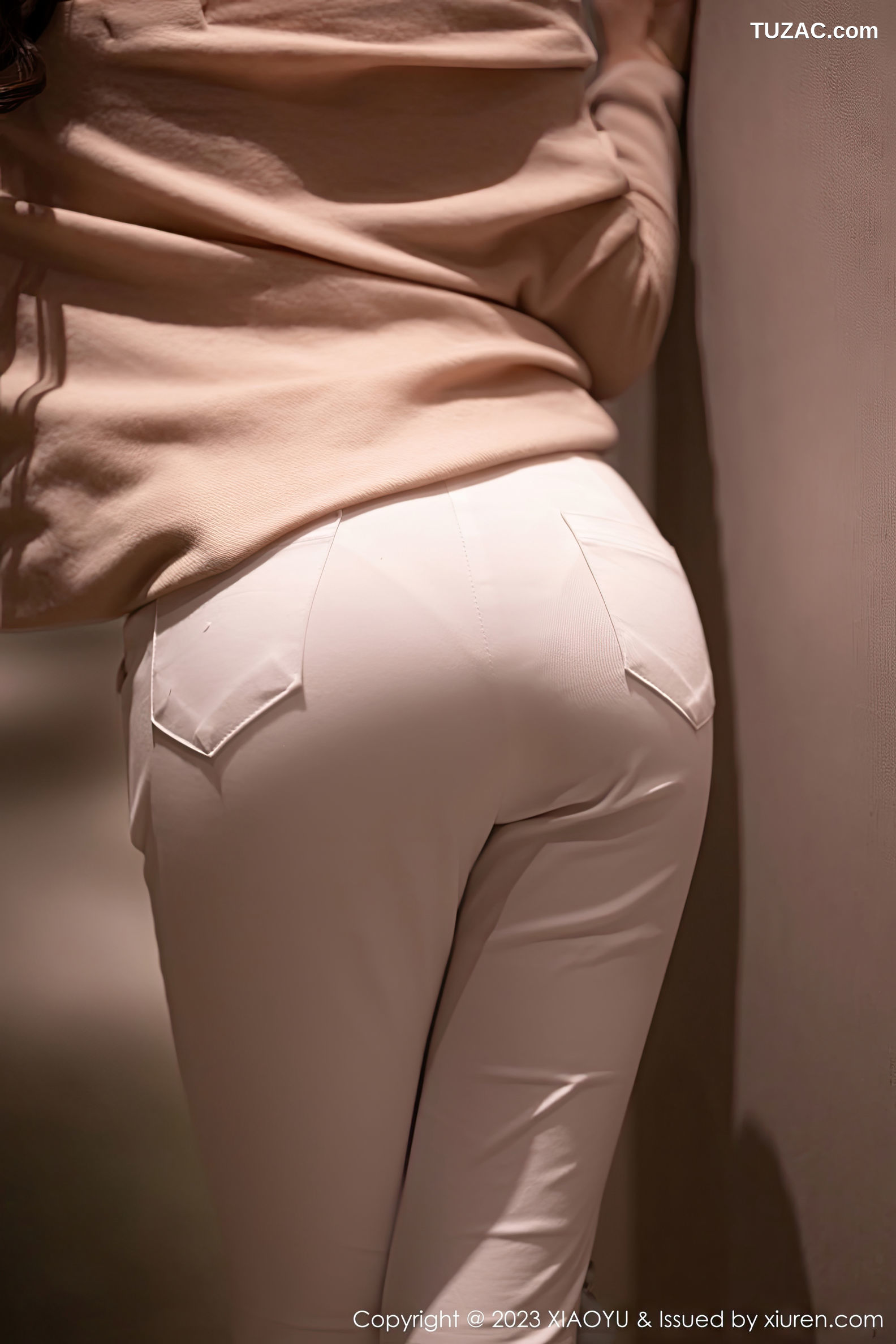XiaoYu语画界-940-徐莉芝Booty-浅暖色上衣白色长裤白色刺绣内衣-2023.01.05