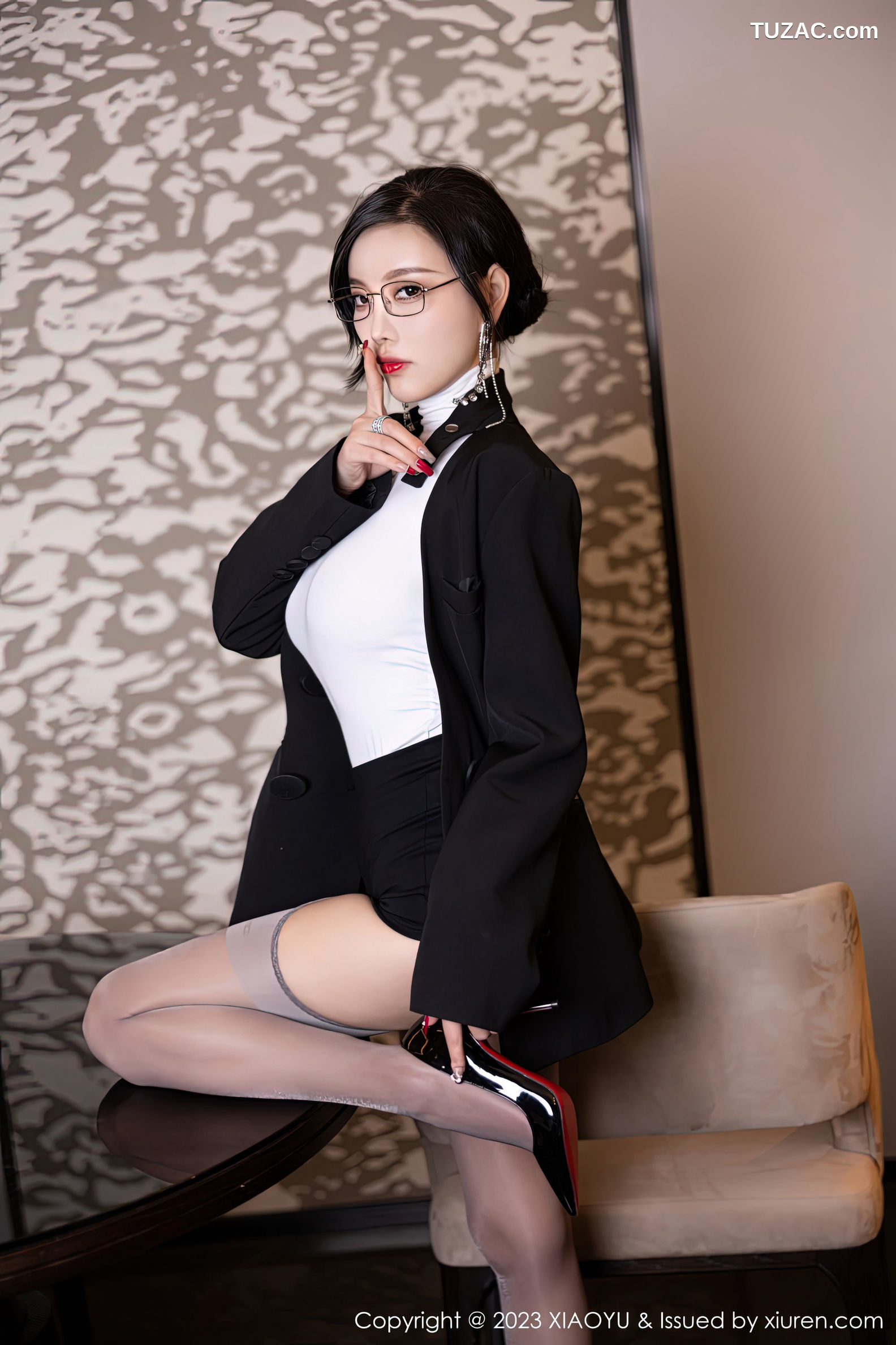 XiaoYu语画界-951-杨晨晨Yome-白色半透紧身衣灰丝吊带袜-2023.01.20