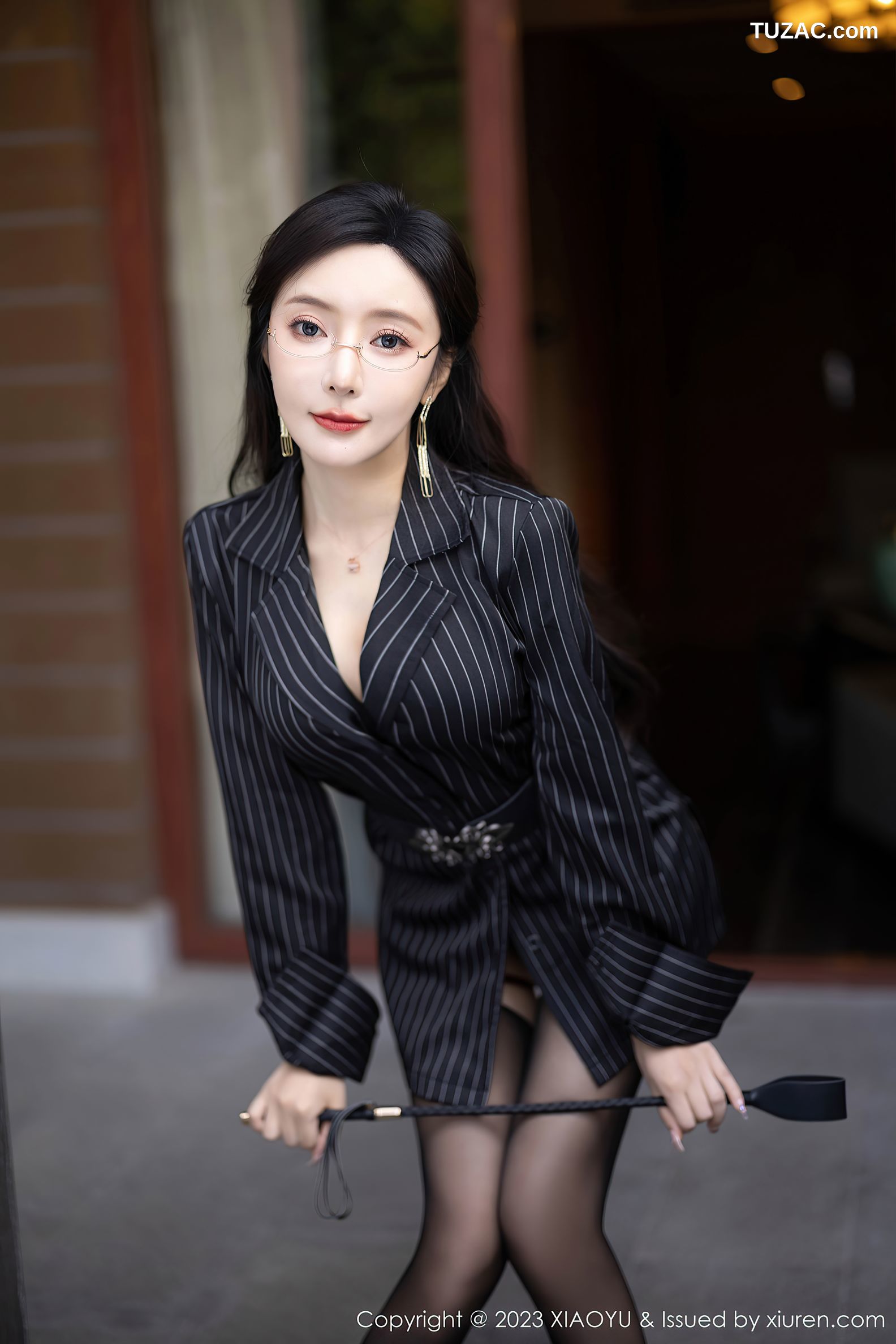 XiaoYu语画界-1062-王馨瑶yanni-贵州旅拍-条纹职业装黑丝-2023.07.04