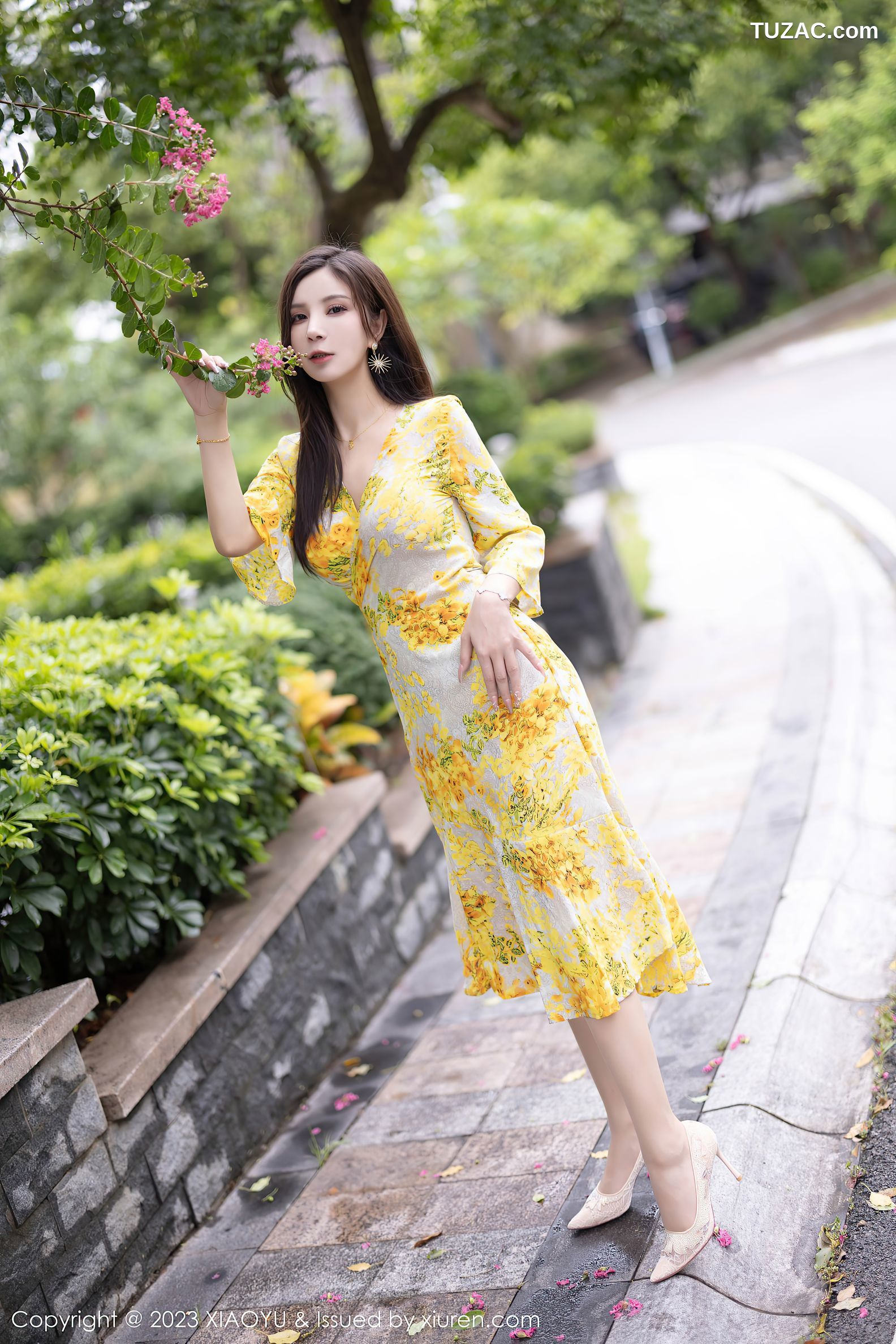 XiaoYu语画界-1066-小蛮妖Yummy-贵州旅拍-黄色花长裙黑带情趣内衣爆乳-2023.07.10