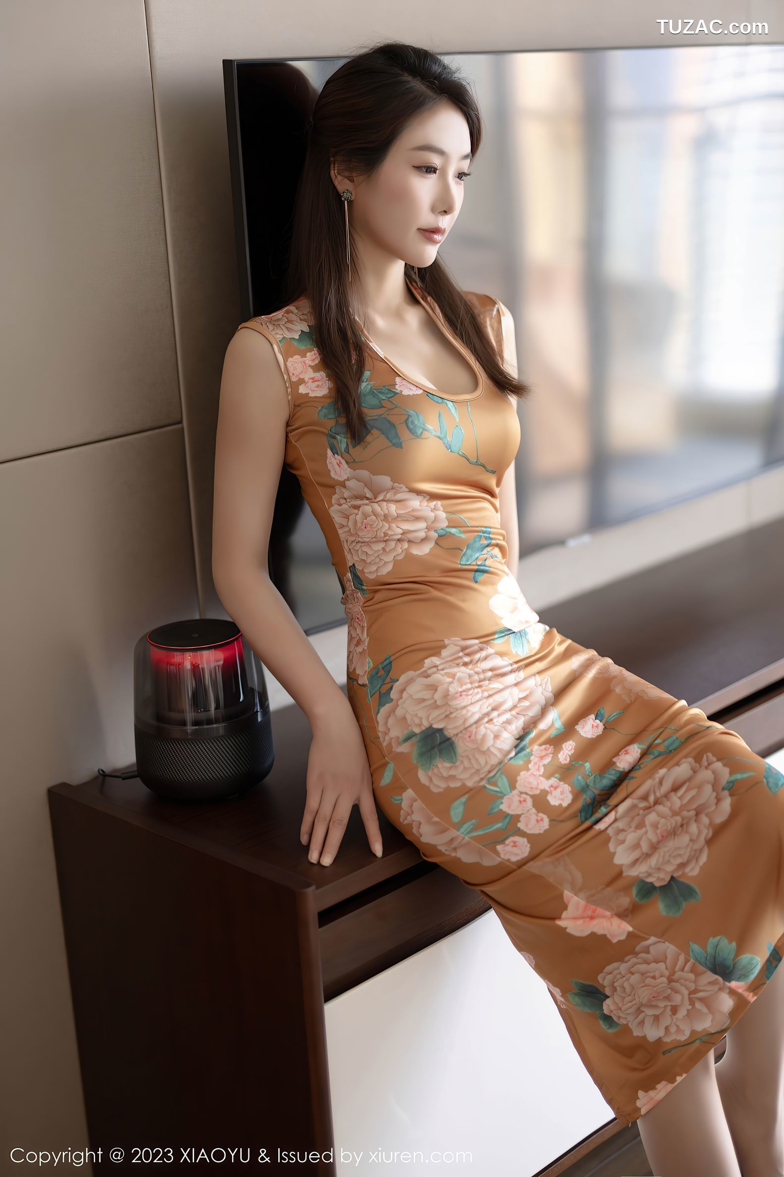 XiaoYu语画界-1133-苏苏阿-金色印花旗袍浅粉内衣-2023.10.25