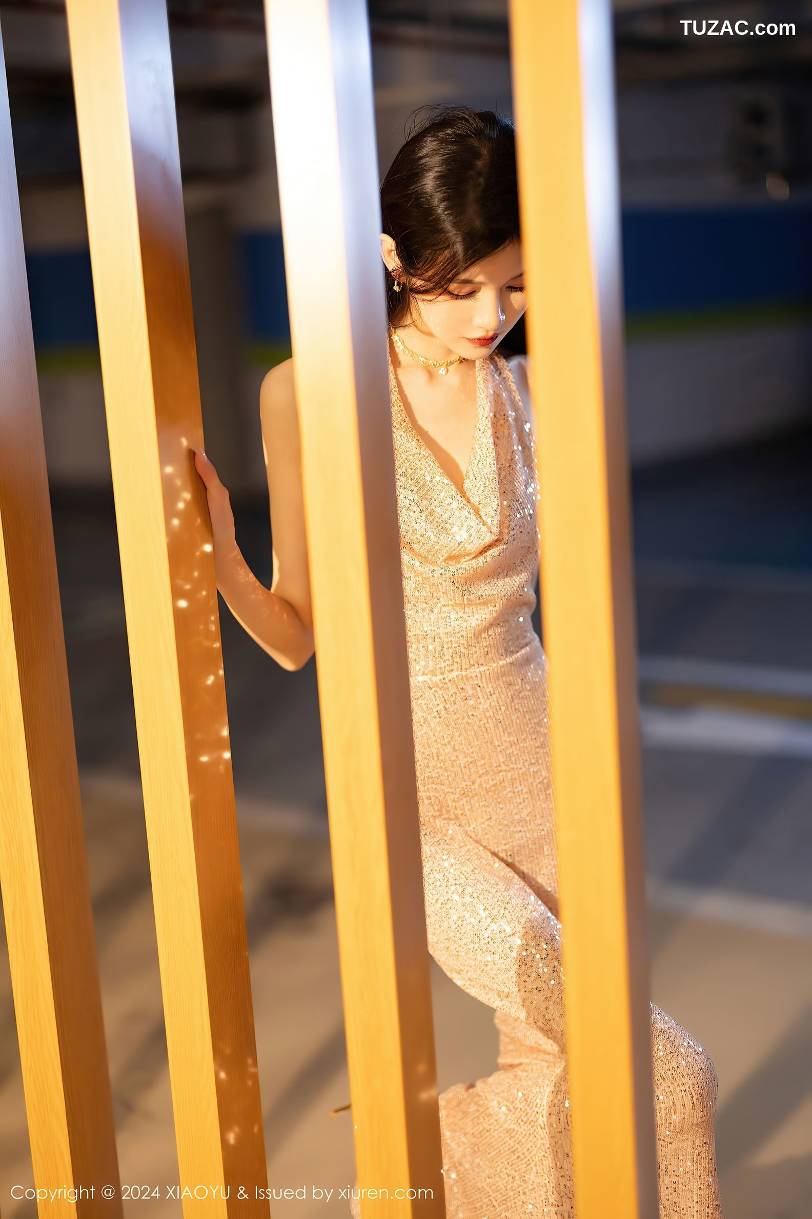 XiaoYu语画界-1195-程程程-淡金礼服长裙玫瑰花束黑色轻透情趣内衣黑丝爆乳-2024.01.31