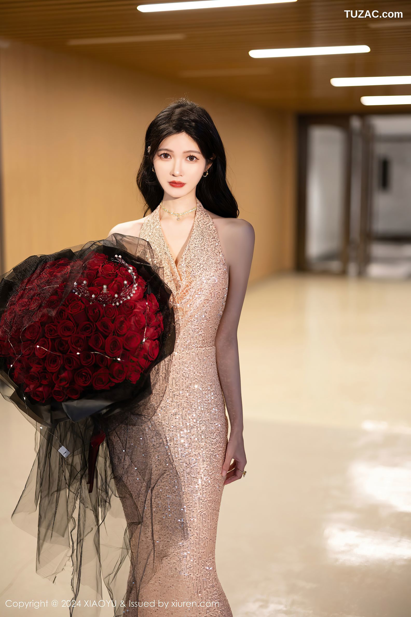 XiaoYu语画界-1195-程程程-淡金礼服长裙玫瑰花束黑色轻透情趣内衣黑丝爆乳-2024.01.31