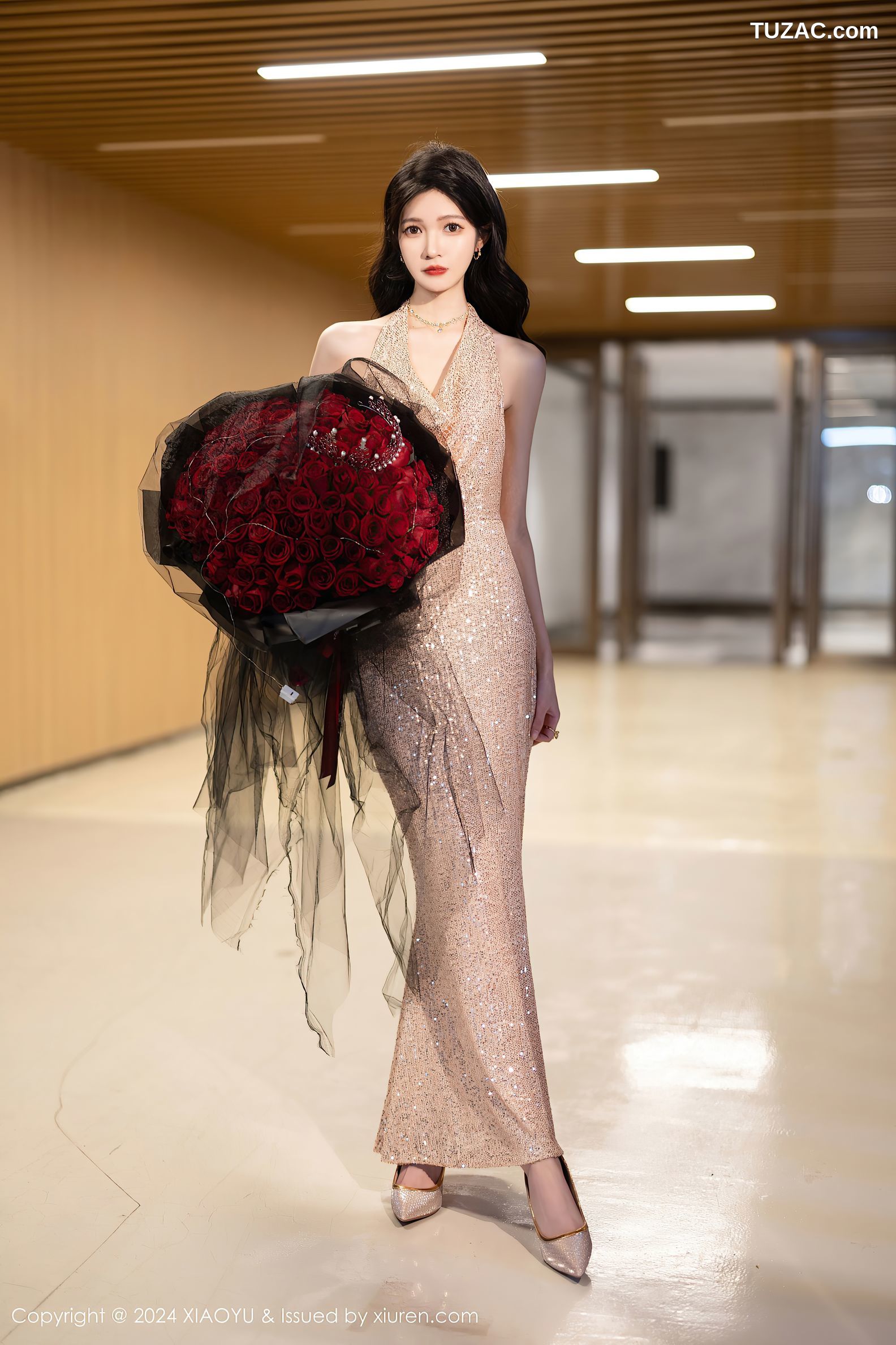 XiaoYu语画界-1195-程程程-淡金礼服长裙玫瑰花束黑色轻透情趣内衣黑丝爆乳-2024.01.31