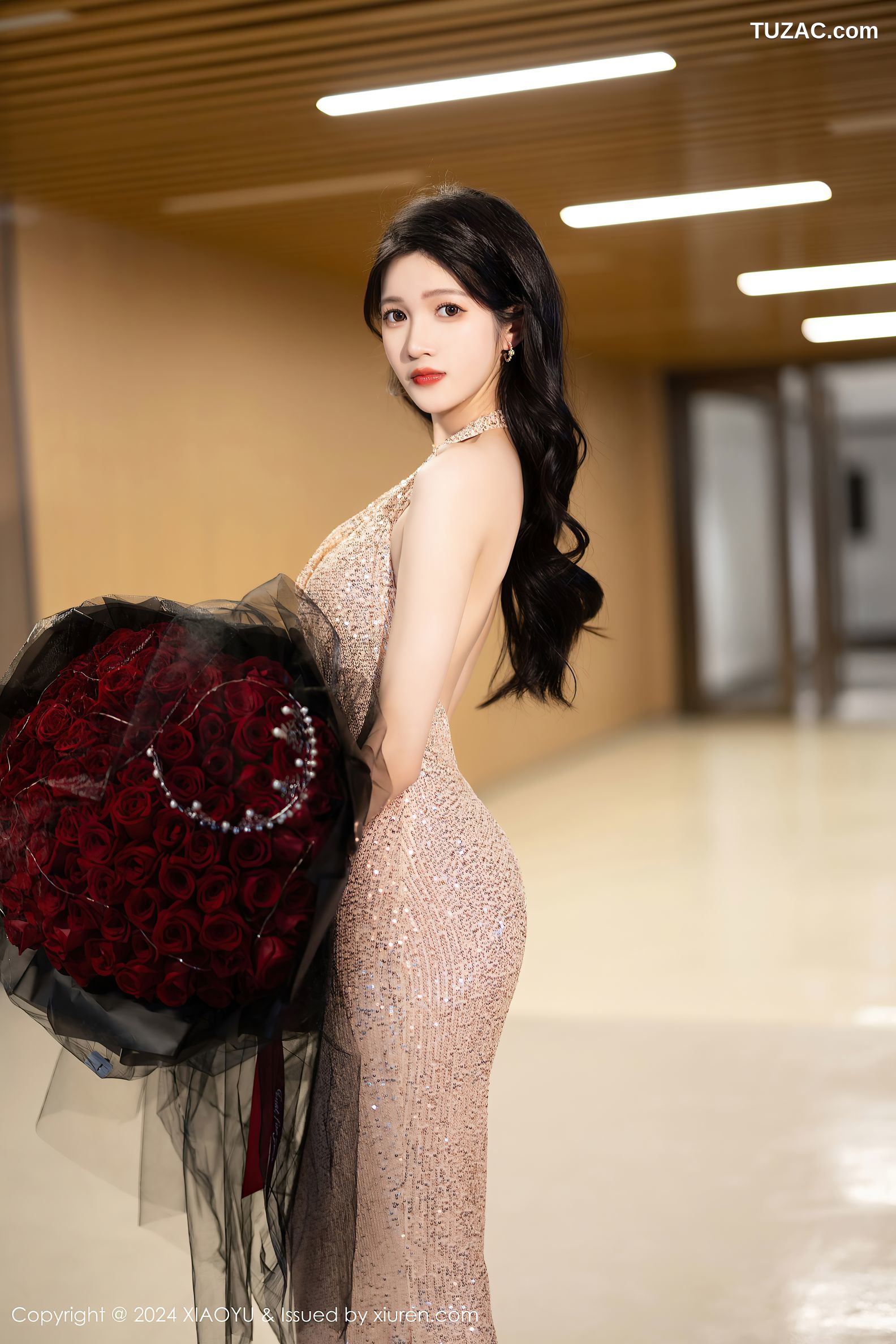 XiaoYu语画界-1195-程程程-淡金礼服长裙玫瑰花束黑色轻透情趣内衣黑丝爆乳-2024.01.31