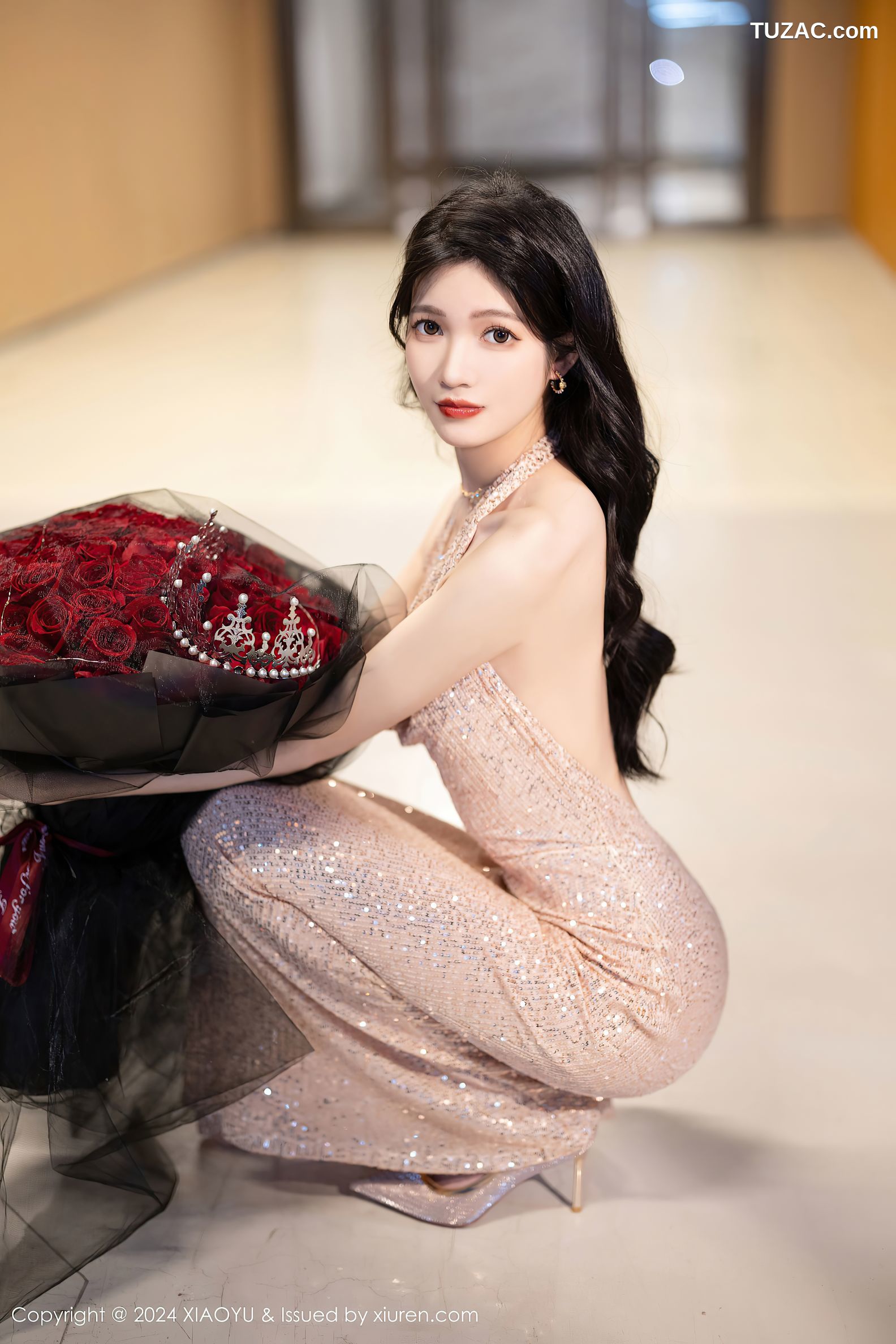 XiaoYu语画界-1195-程程程-淡金礼服长裙玫瑰花束黑色轻透情趣内衣黑丝爆乳-2024.01.31