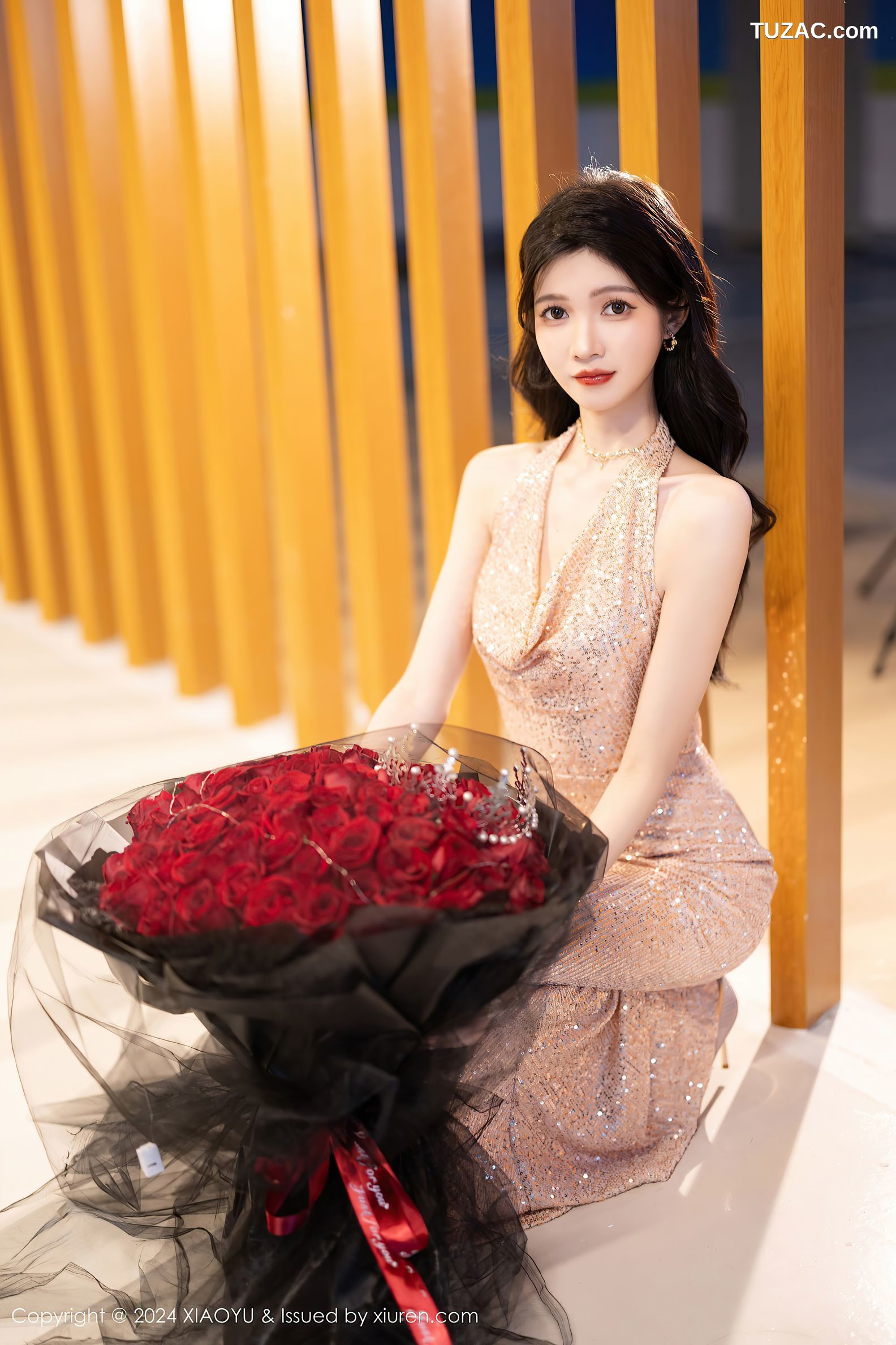 XiaoYu语画界-1195-程程程-淡金礼服长裙玫瑰花束黑色轻透情趣内衣黑丝爆乳-2024.01.31