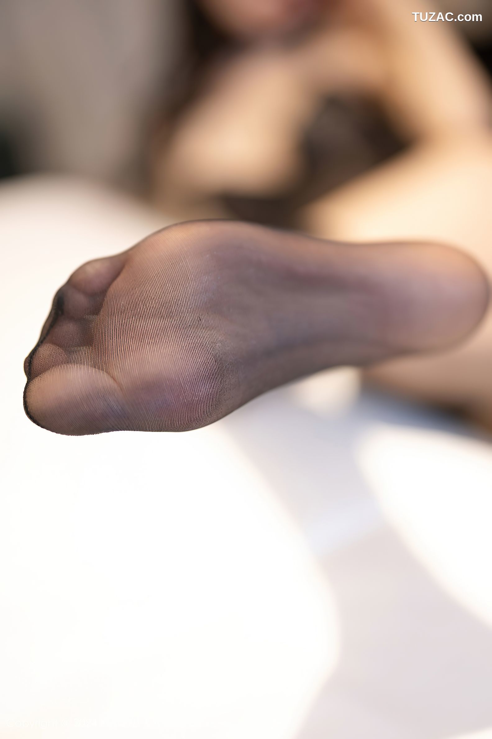 XiaoYu语画界-1195-程程程-淡金礼服长裙玫瑰花束黑色轻透情趣内衣黑丝爆乳-2024.01.31