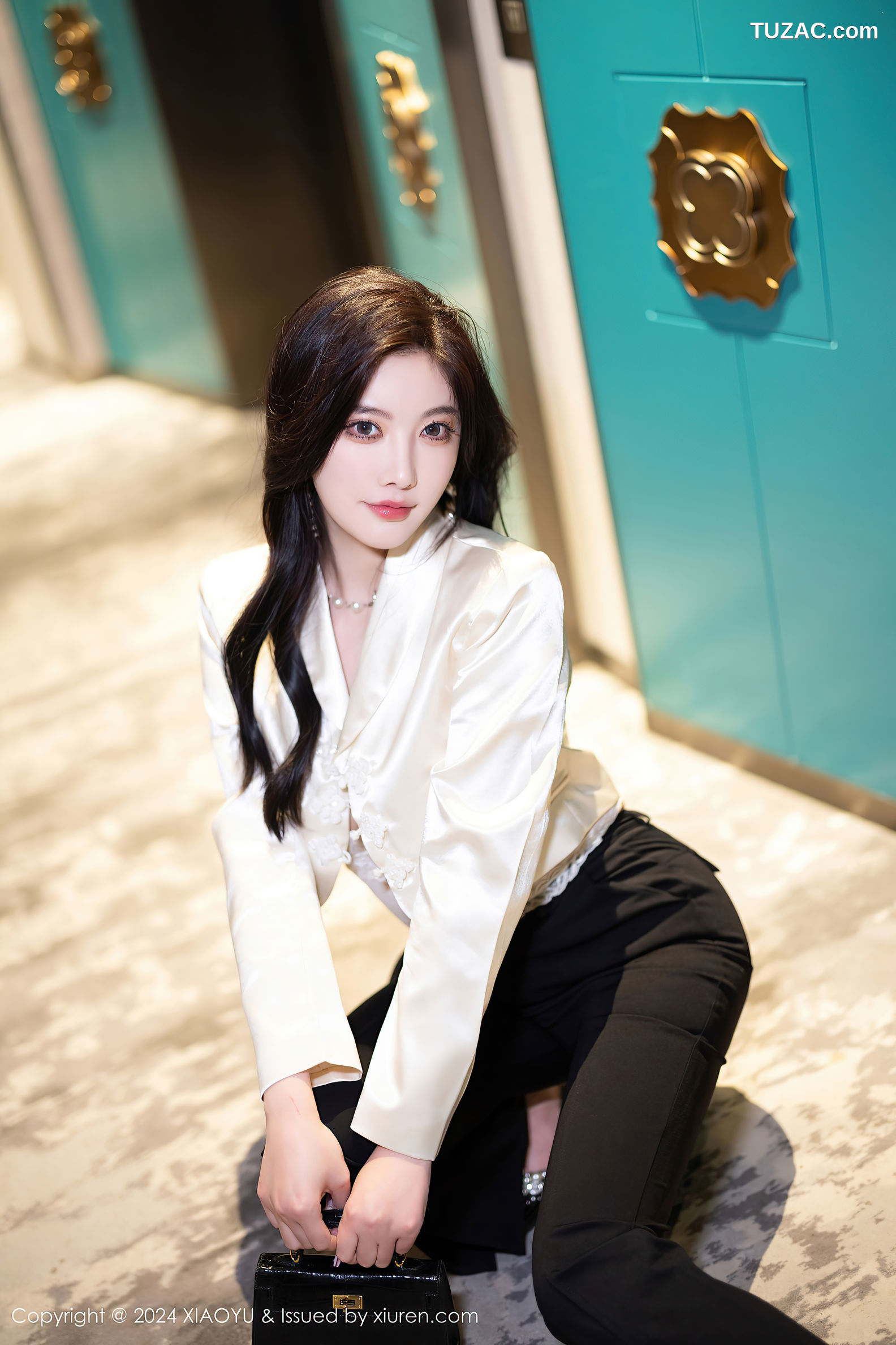 XiaoYu语画界-1233-杨晨晨Yome-哈尔滨旅拍-OL白衫黑裤黑蕾丝内衣黑丝-2024.04.12