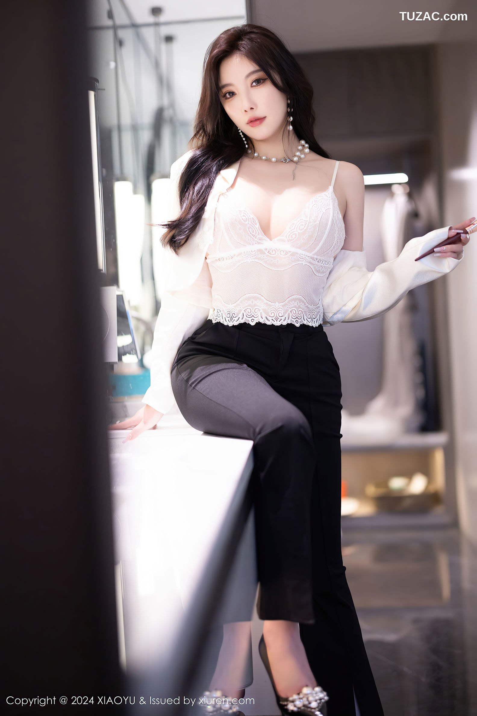 XiaoYu语画界-1233-杨晨晨Yome-哈尔滨旅拍-OL白衫黑裤黑蕾丝内衣黑丝-2024.04.12