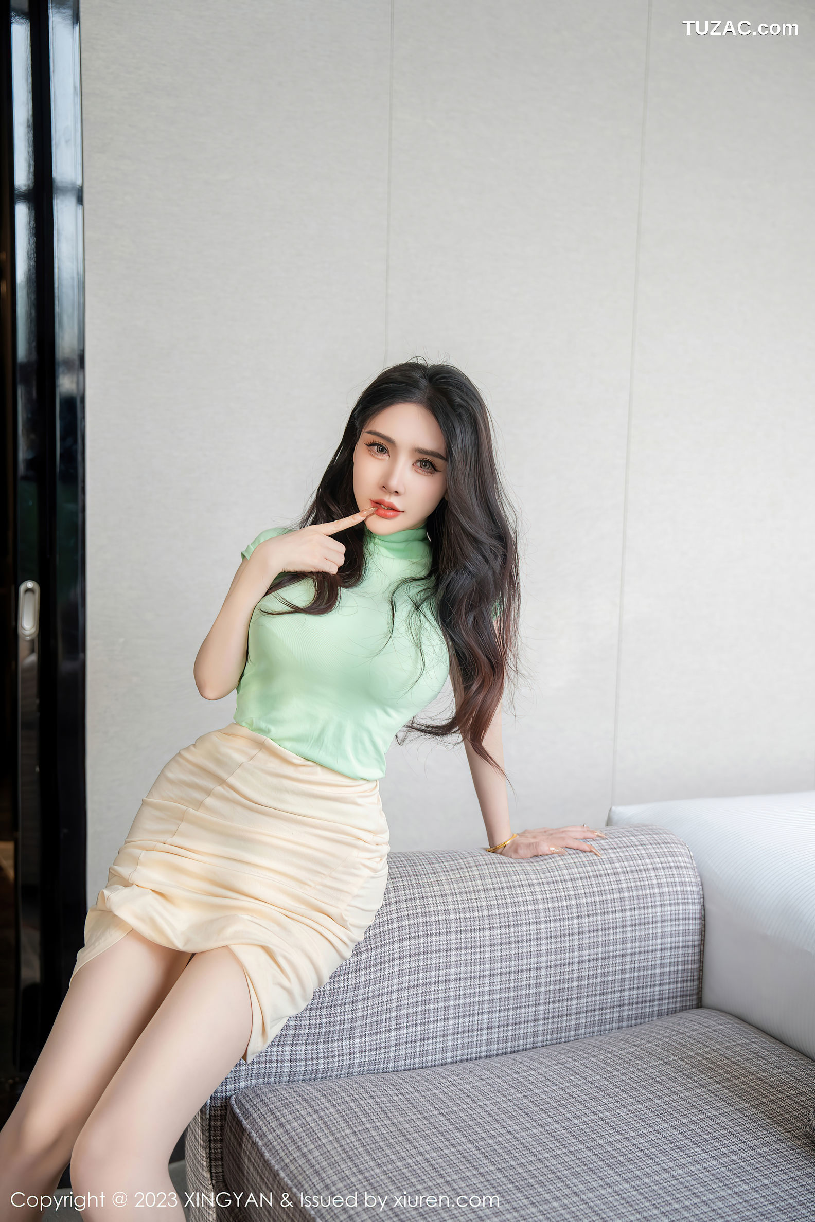 XingYan星颜社-215-潘娇娇-嫩绿上衣浅色短裙肉丝-2023.11.16