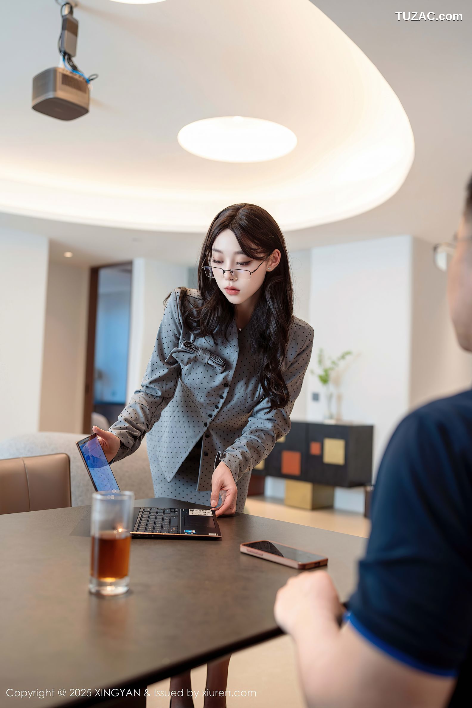 XingYan星颜社-348-清妙-OL灰色裙装棕色内衣魅惑黑丝翘臀-2025.05.21