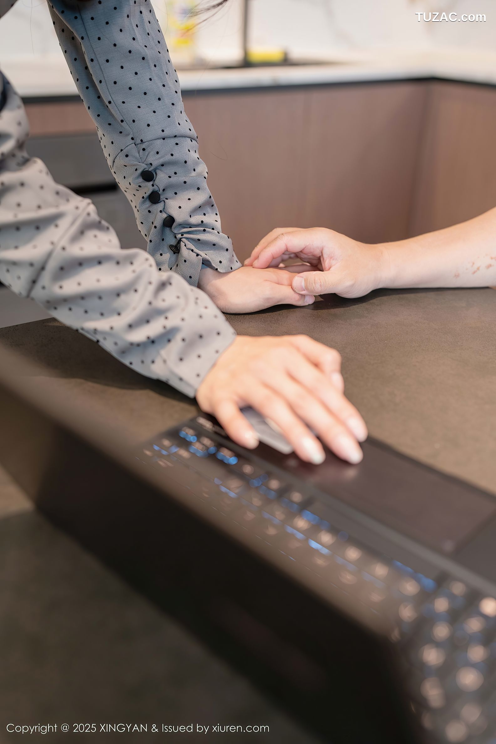 XingYan星颜社-348-清妙-OL灰色裙装棕色内衣魅惑黑丝翘臀-2025.05.21