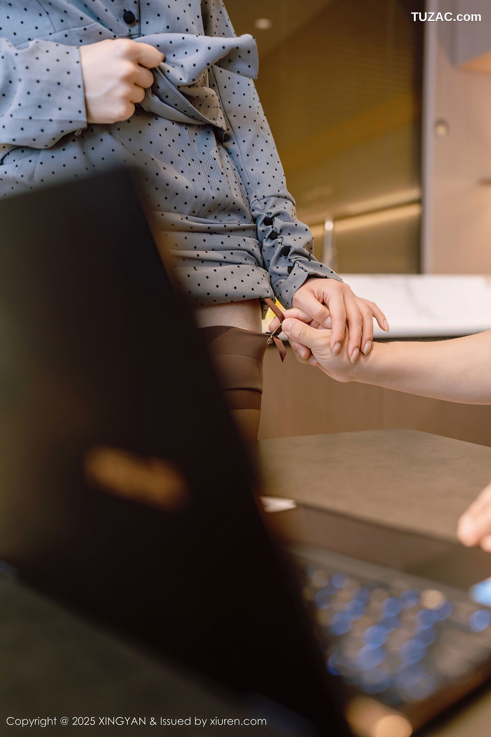 XingYan星颜社-348-清妙-OL灰色裙装棕色内衣魅惑黑丝翘臀-2025.05.21