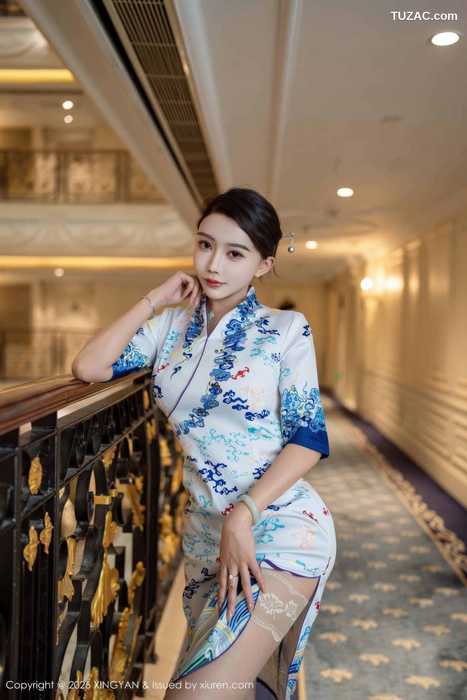 XingYan星颜社-435-李若汐-白色蓝印花旗袍魅惑肉丝-2025.11.27