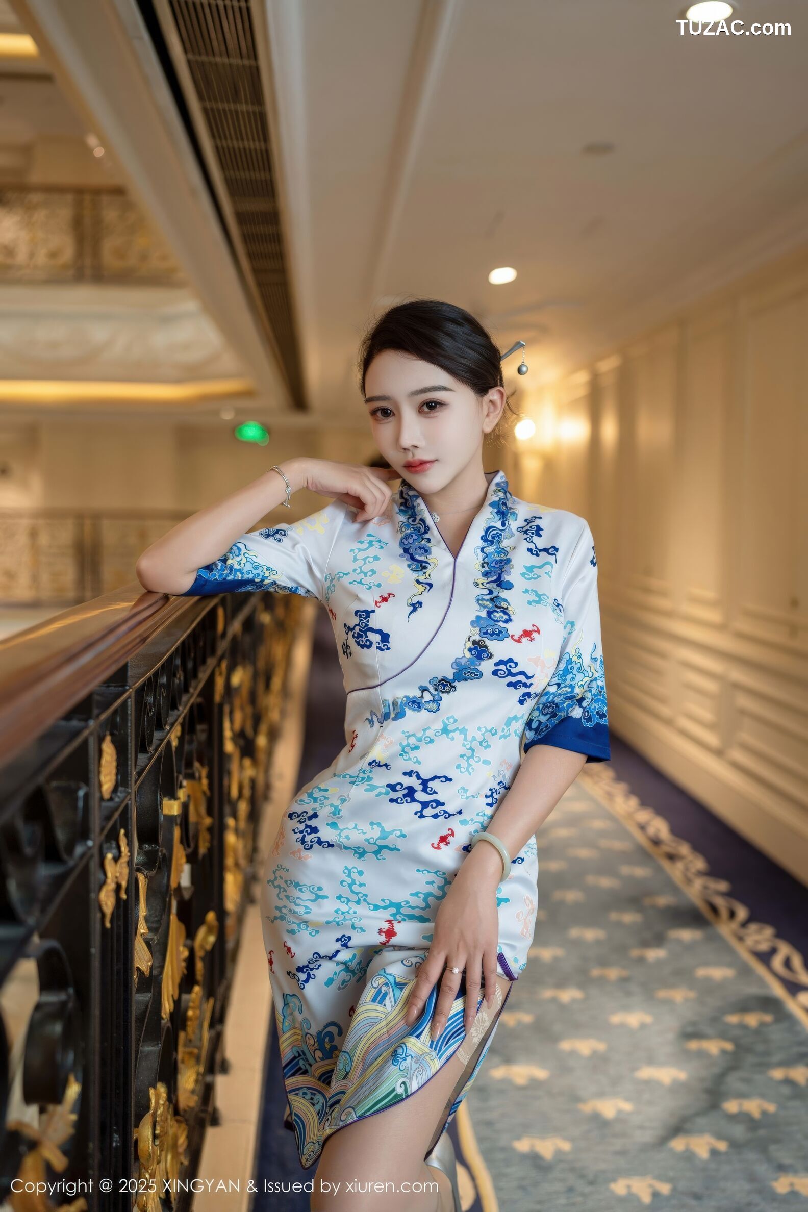 XingYan星颜社-435-李若汐-白色蓝印花旗袍魅惑肉丝-2025.11.27