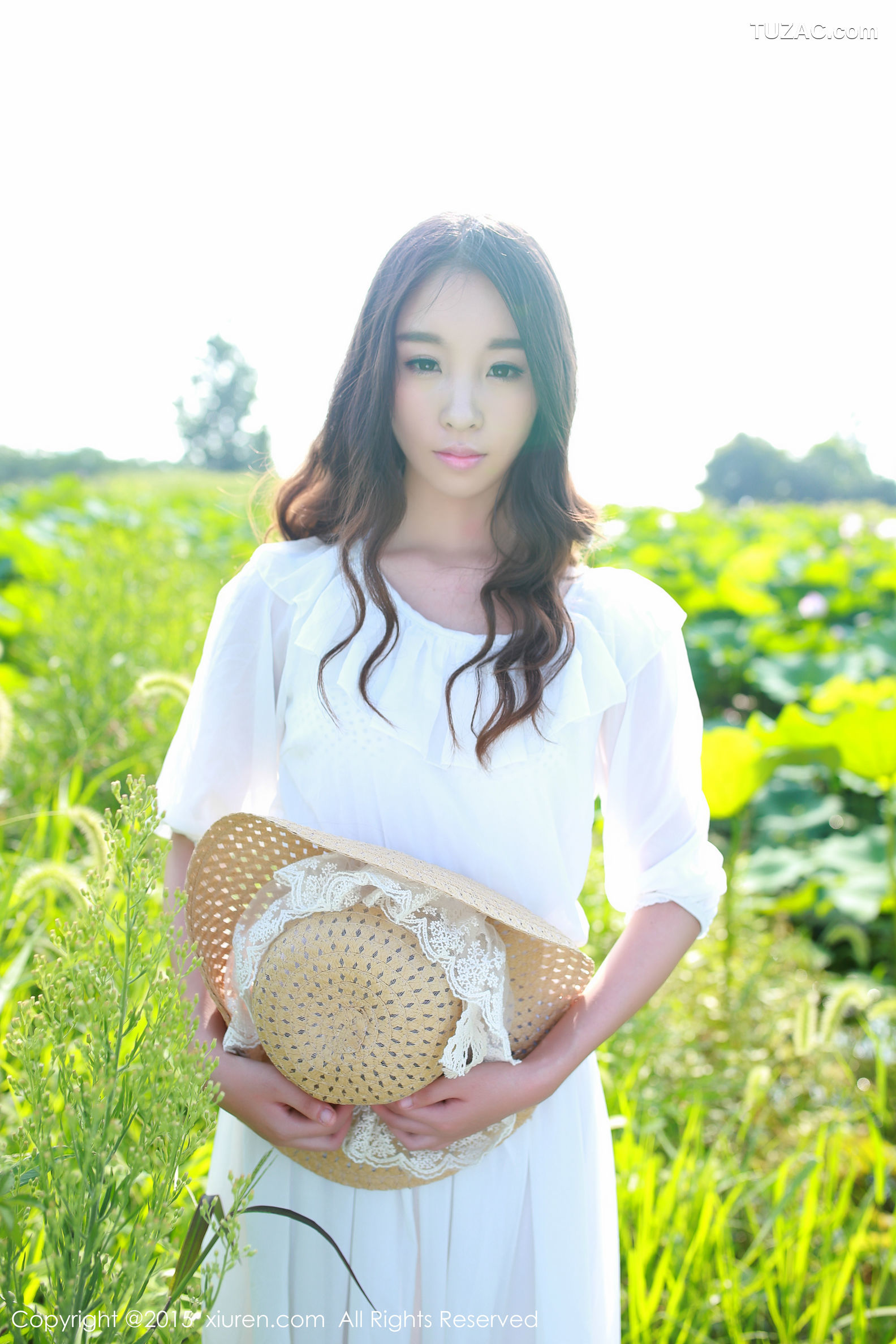 XiuRen秀人网-371-梓萱Crystal-《小清新外拍-野外露出》-2015.08.05