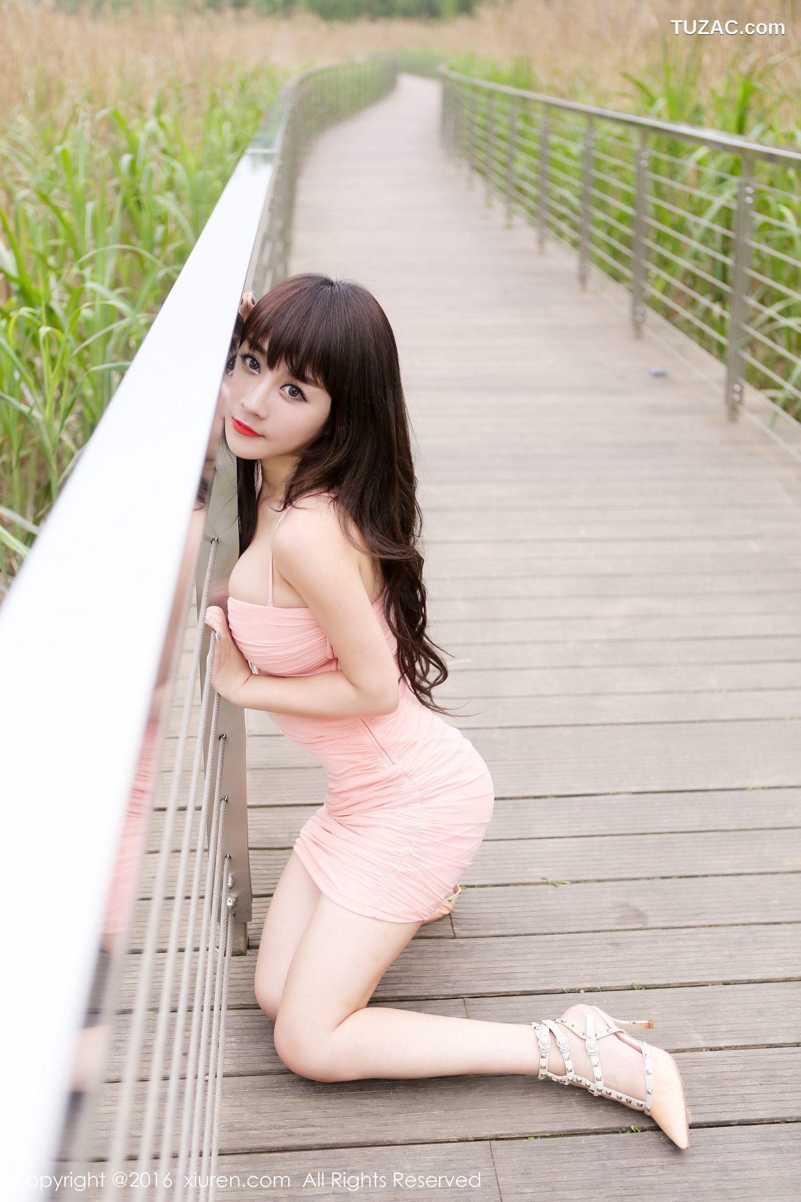 XiuRen秀人网-529-陈巧蓓Isabella-《外拍超短裙系列》-2016.05.23