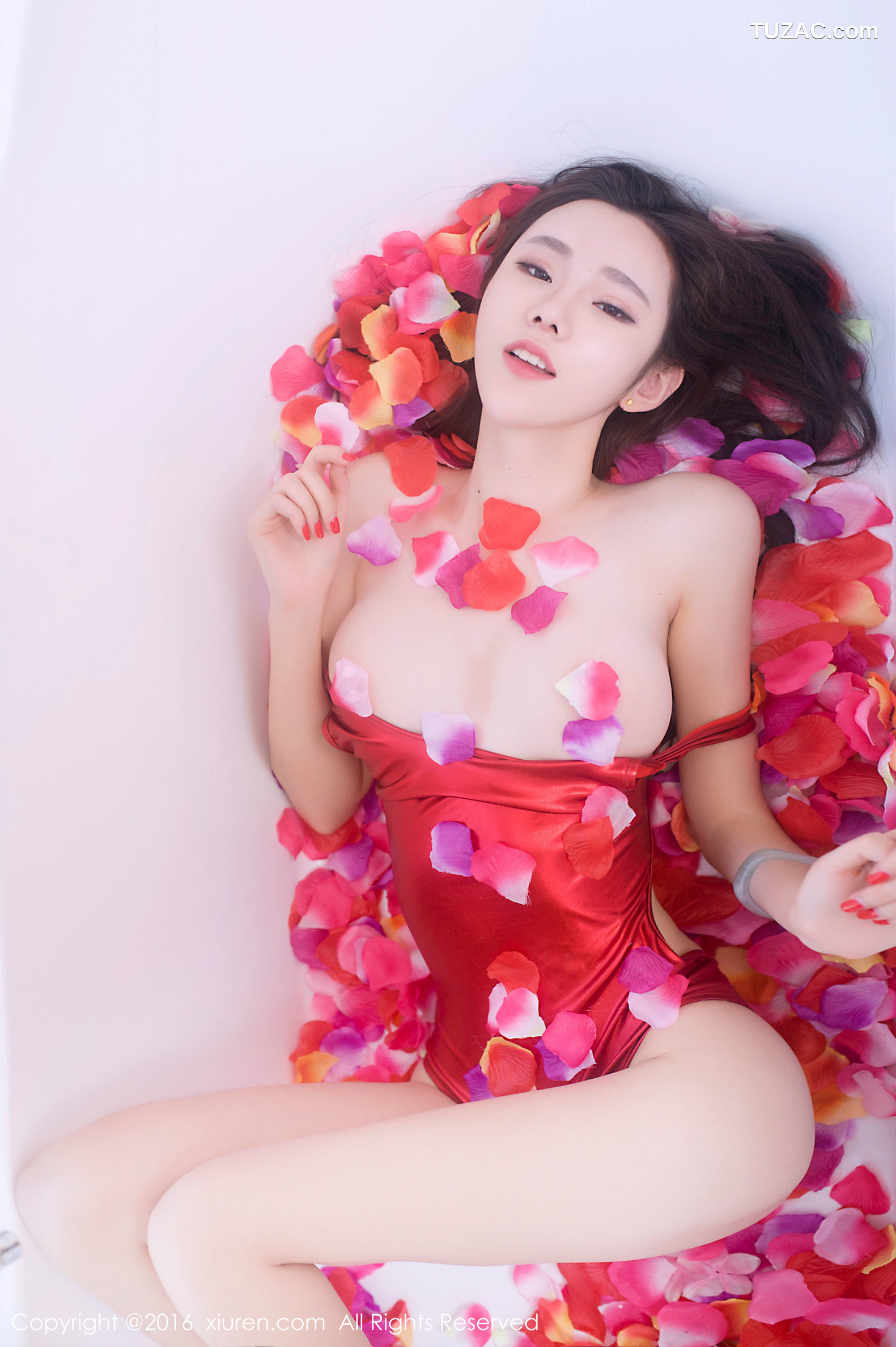XiuRen秀人网-625-萌琪琪-《浴缸花瓣半裸诱惑-高叉猩红色连体比基尼》-2016.10.26