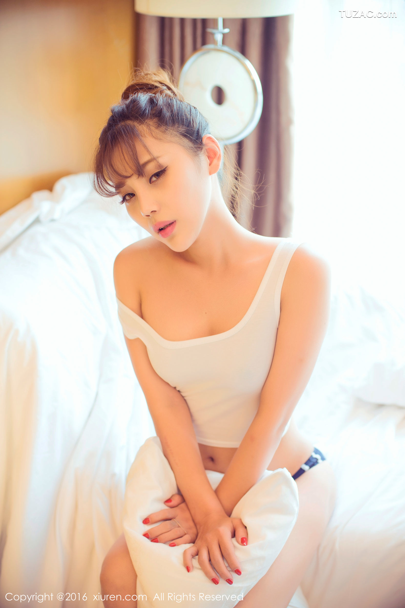 XiuRen秀人网-633-周予然-《高叉泳衣-爆乳内衣-高跟美腿-白色超短工字背心装》-2016.11.10