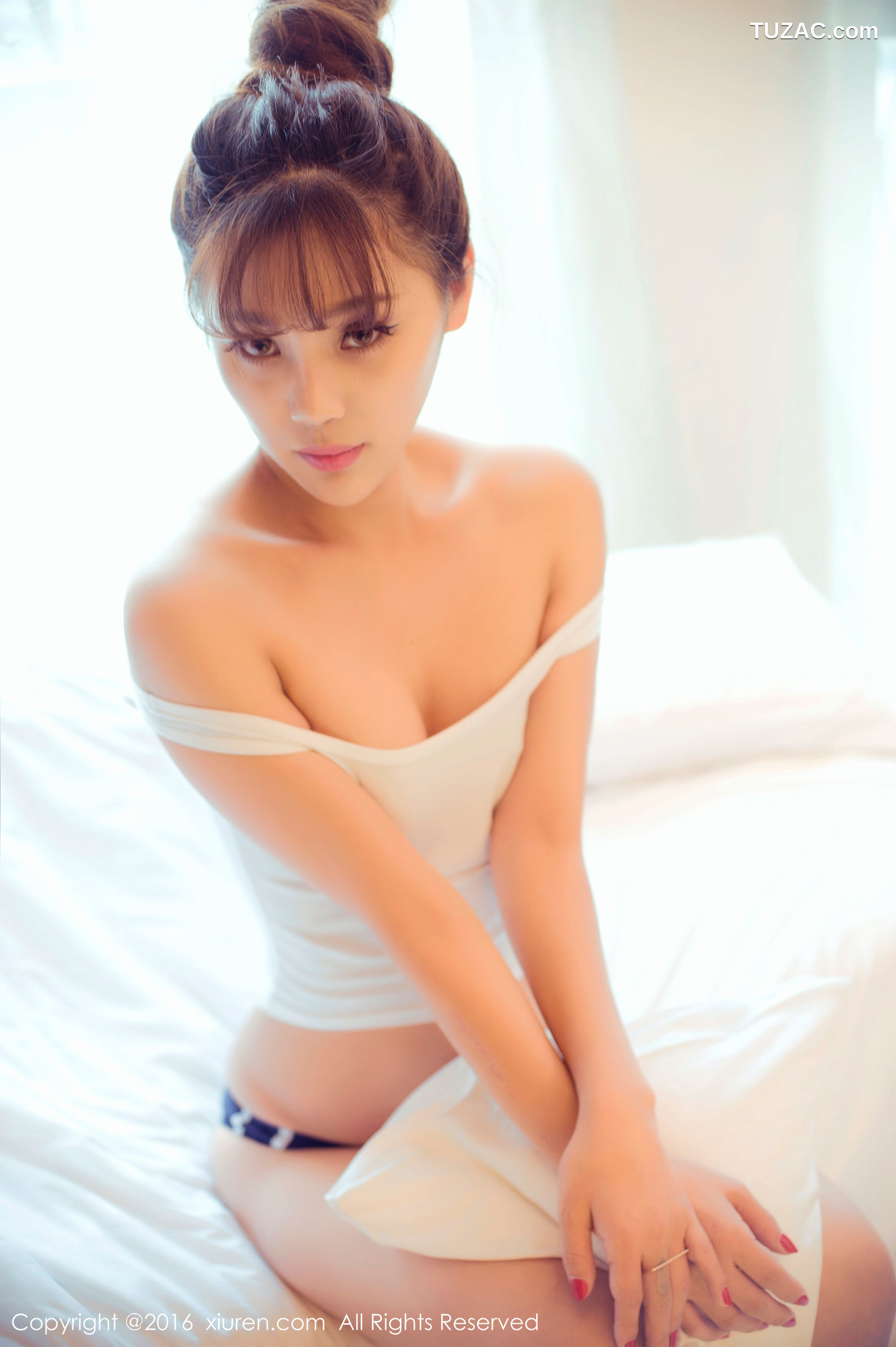 XiuRen秀人网-633-周予然-《高叉泳衣-爆乳内衣-高跟美腿-白色超短工字背心装》-2016.11.10