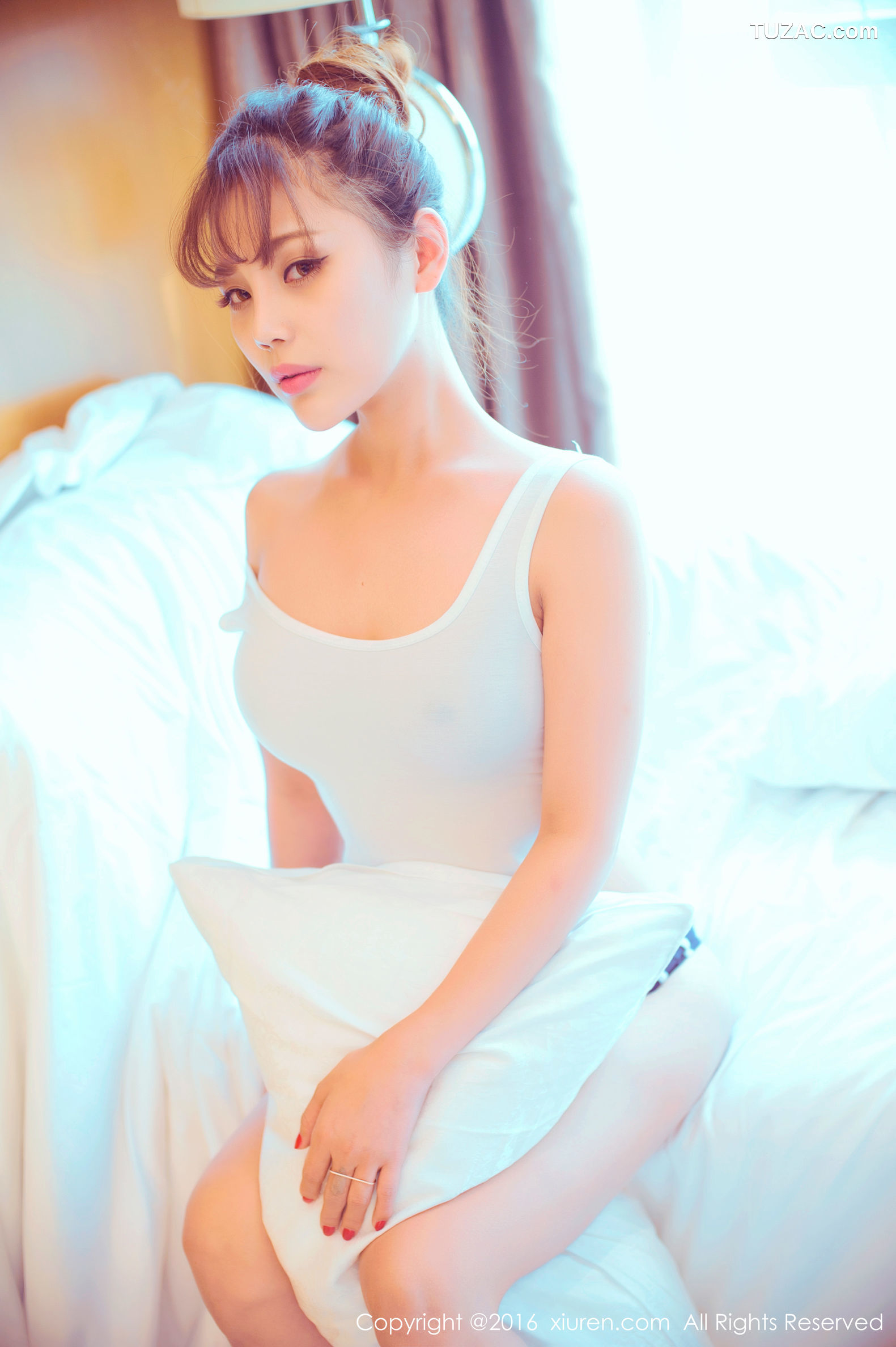 XiuRen秀人网-633-周予然-《高叉泳衣-爆乳内衣-高跟美腿-白色超短工字背心装》-2016.11.10