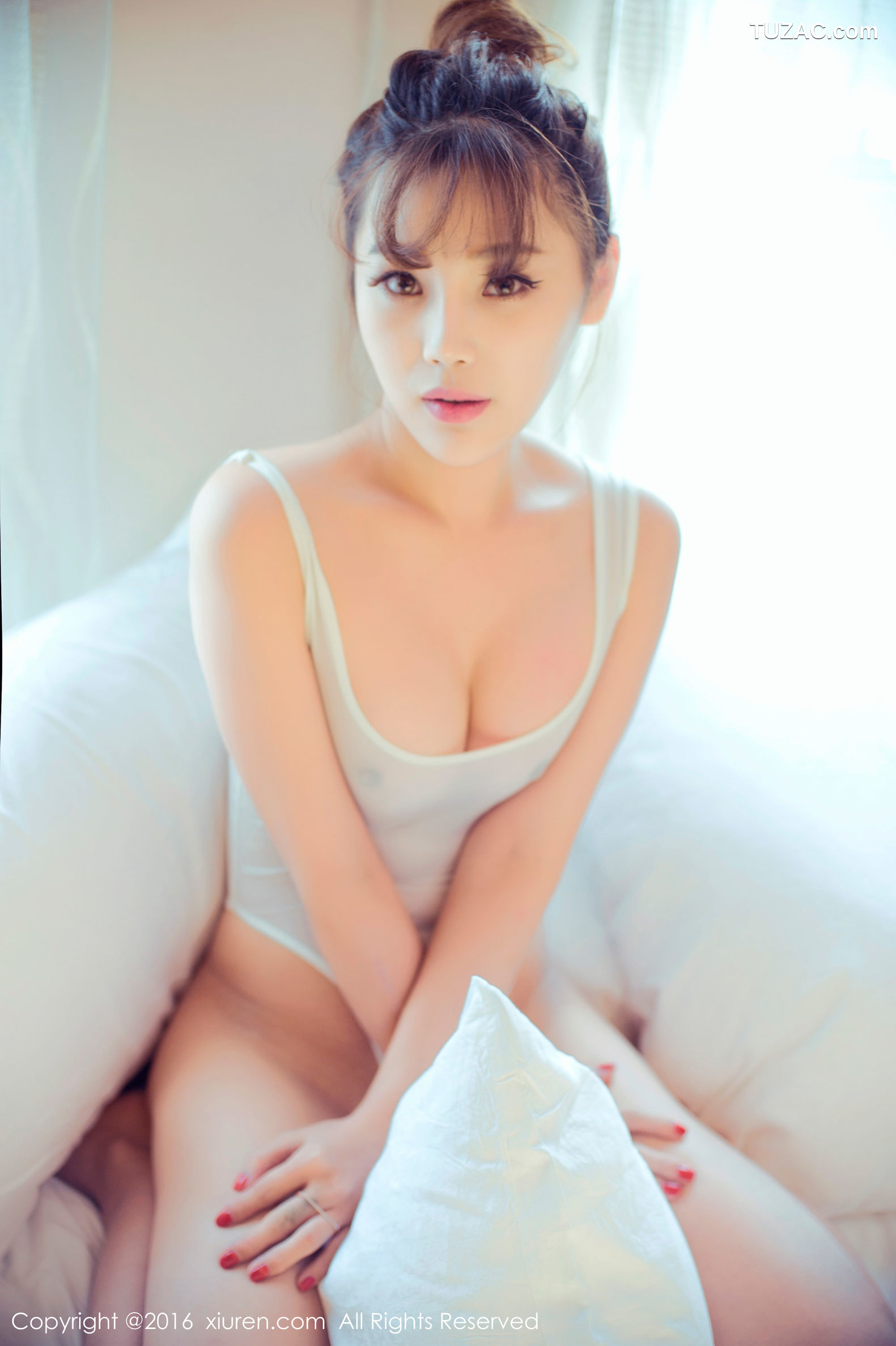 XiuRen秀人网-633-周予然-《高叉泳衣-爆乳内衣-高跟美腿-白色超短工字背心装》-2016.11.10