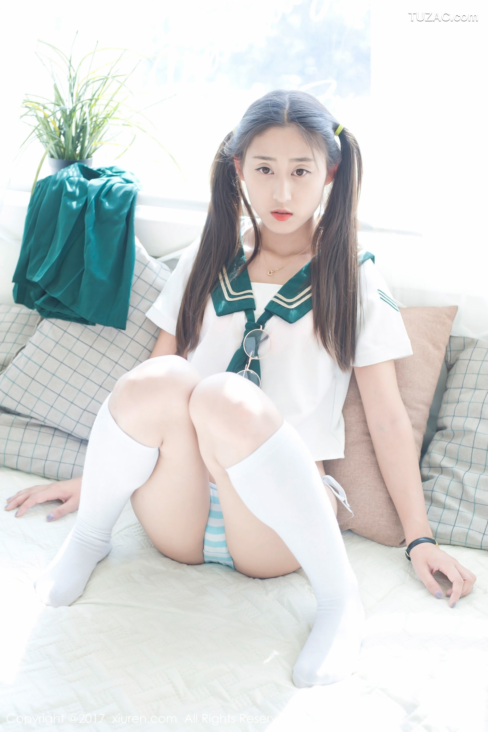 XiuRen秀人网-802-雨涵Iris-《学生制服-花瓣内衣》-2017.08.16